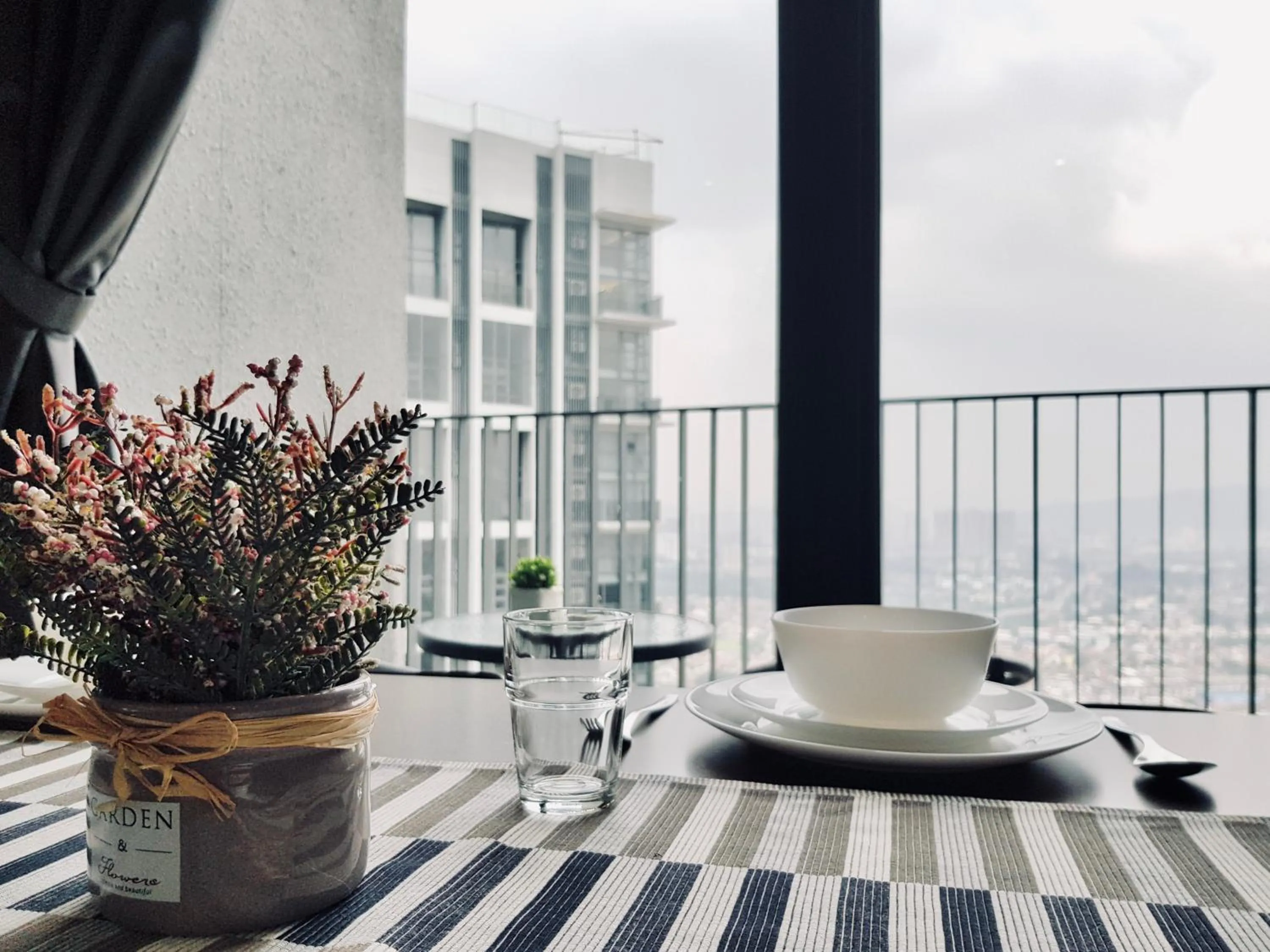 Dining area in Ekocheras Suite by MOKA at CHERAS