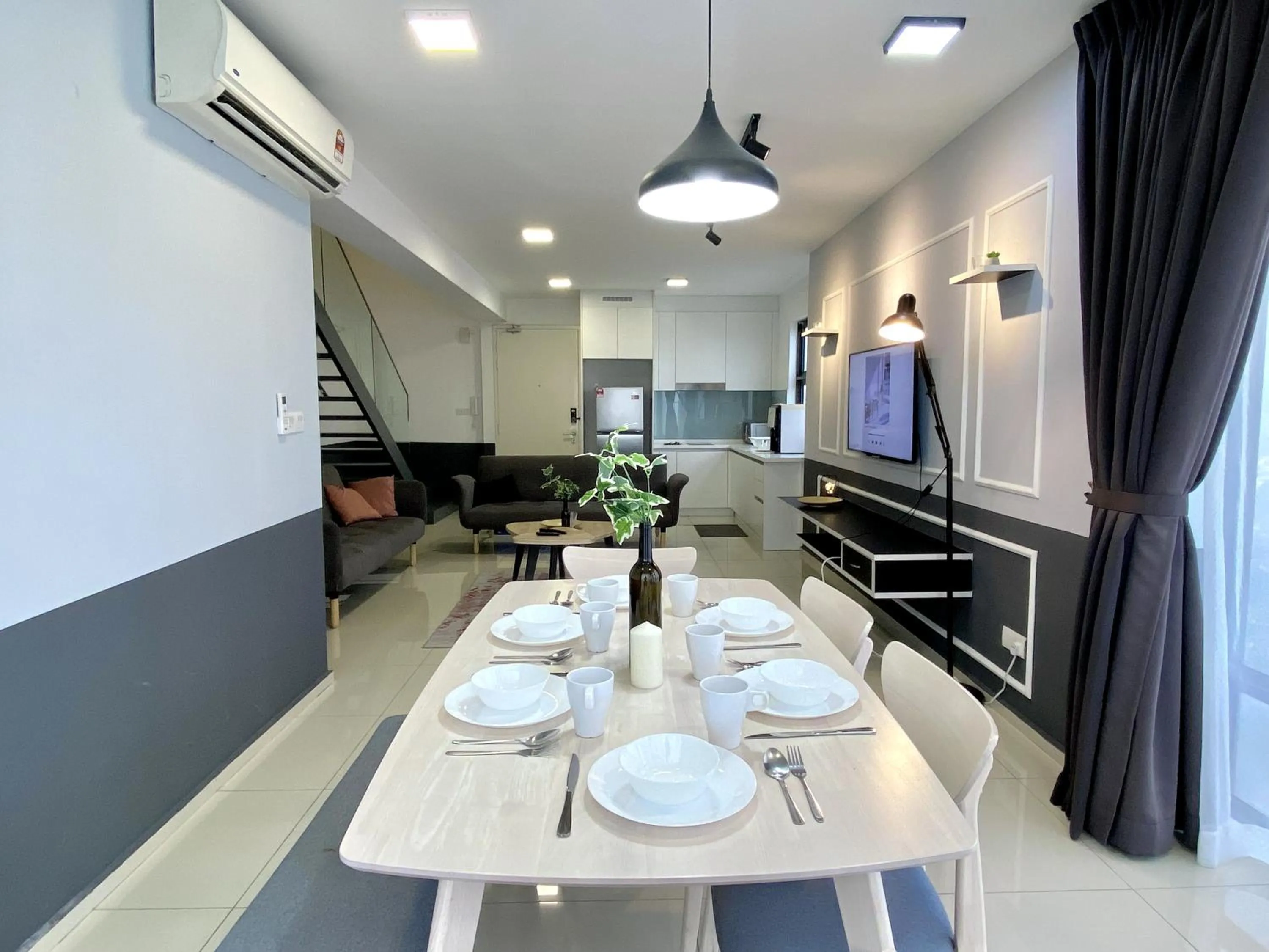 Dining area in Ekocheras Suite by MOKA at CHERAS