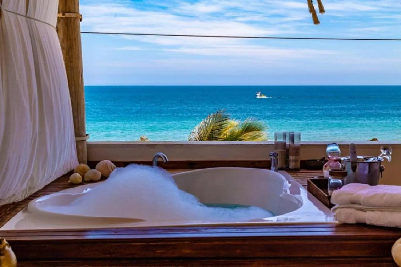 Hot Tub in DCO Suites Lounge & Spa