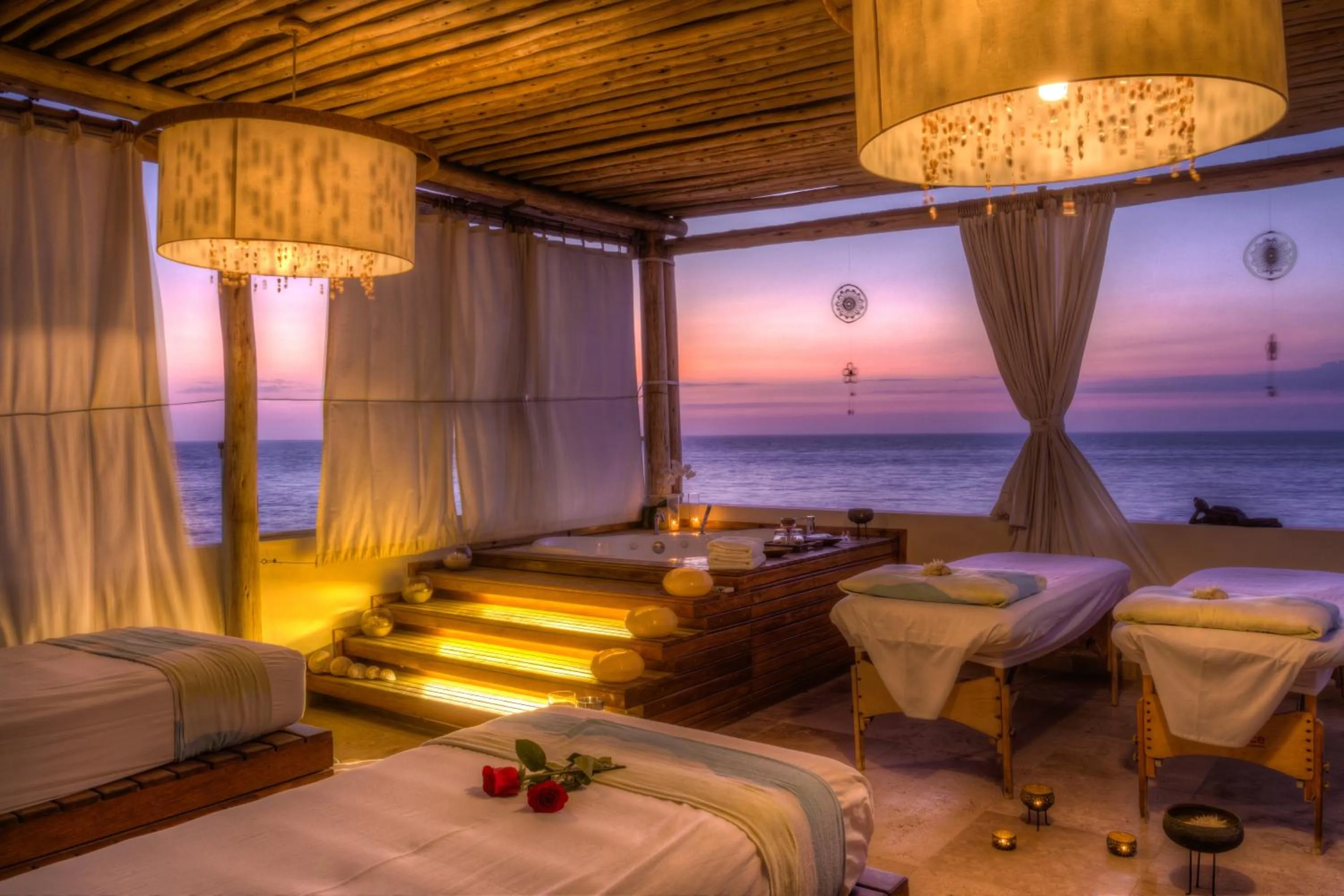 Hot Tub, Bed in DCO Suites Lounge & Spa