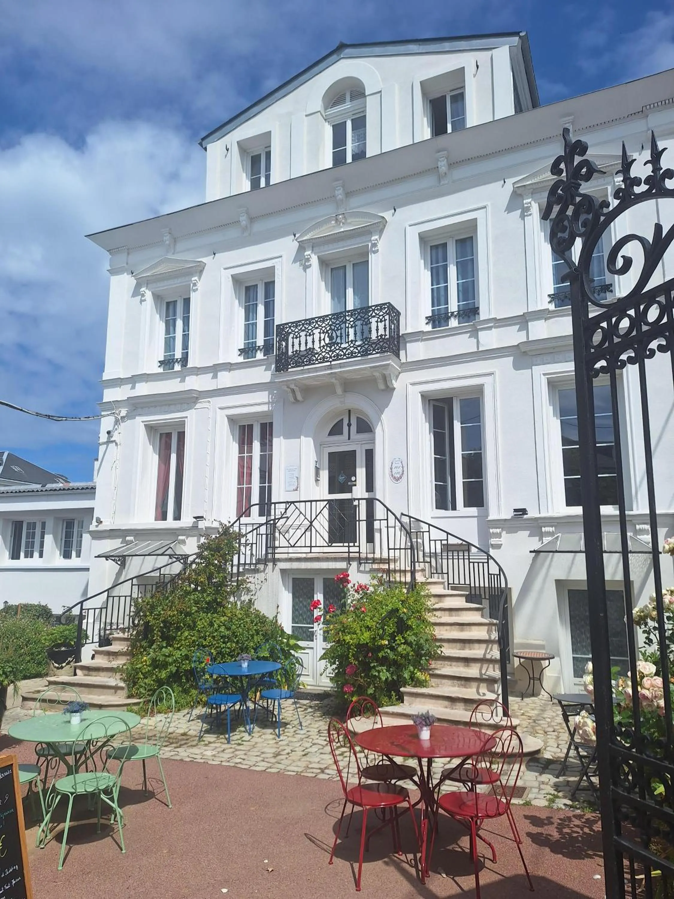 Property building in Hotel de Charme La Bonne Adresse - Logis hotels