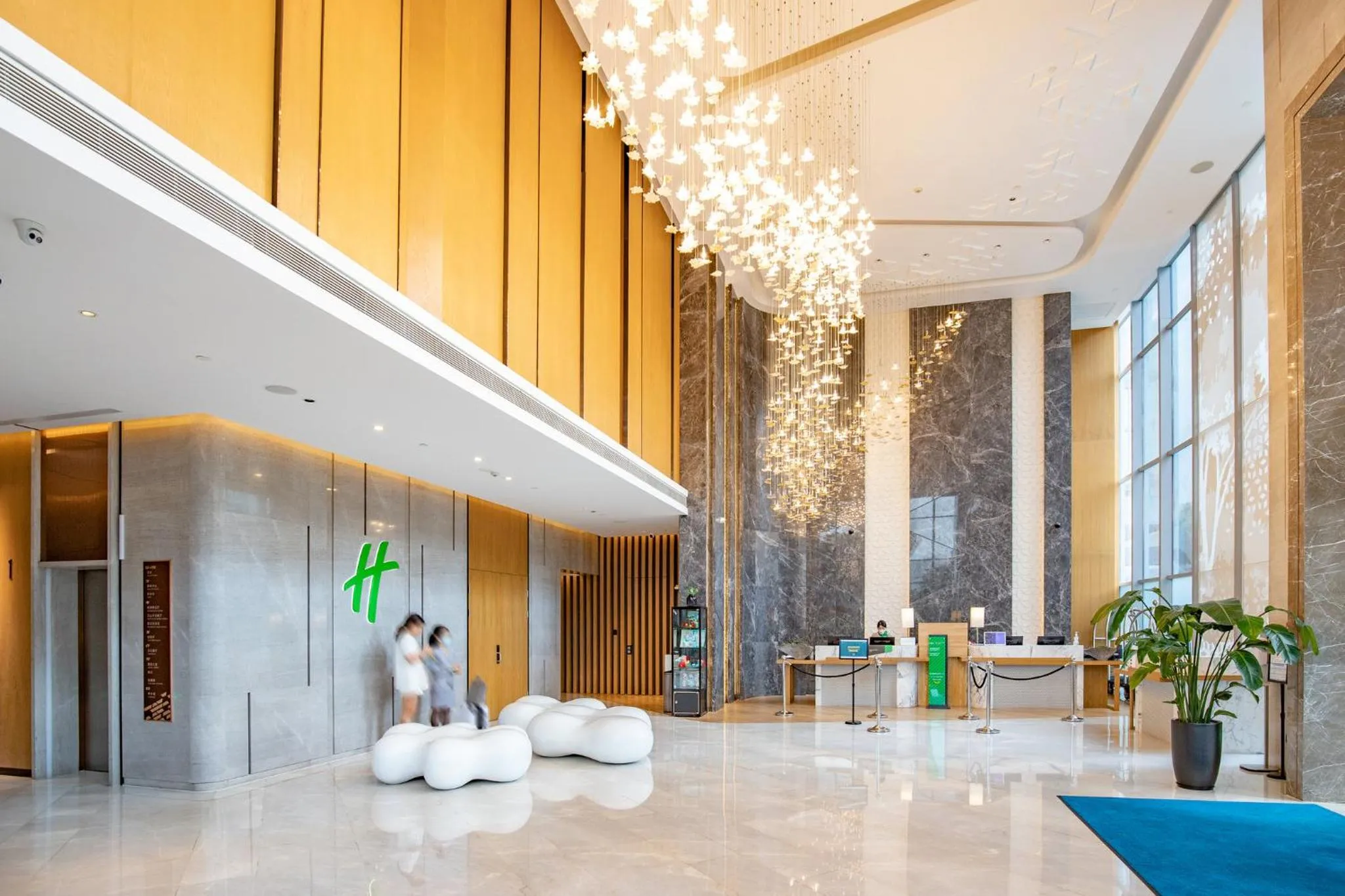 Property building in Holiday Inn Guangzhou South Lake-an lHG Hotel