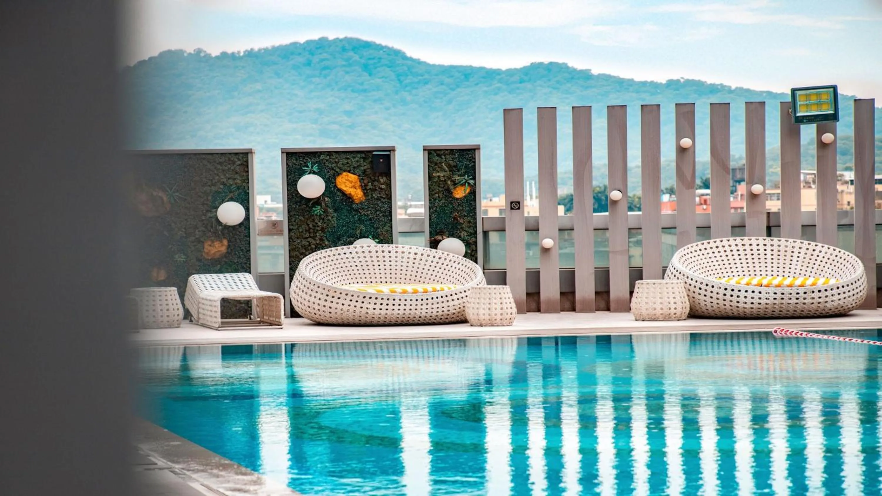 Swimming pool in Holiday Inn Guangzhou South Lake-an lHG Hotel