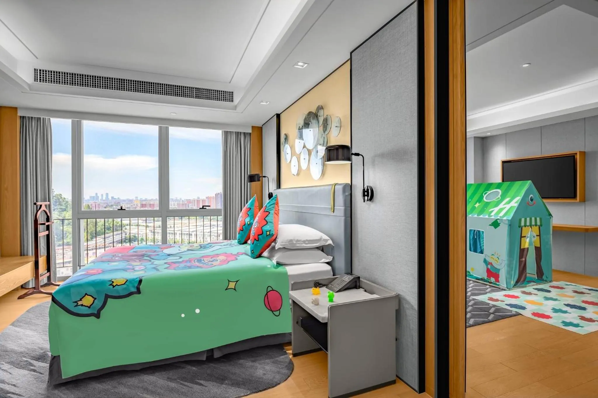 Photo of the whole room, Bed in Holiday Inn Guangzhou South Lake-an lHG Hotel