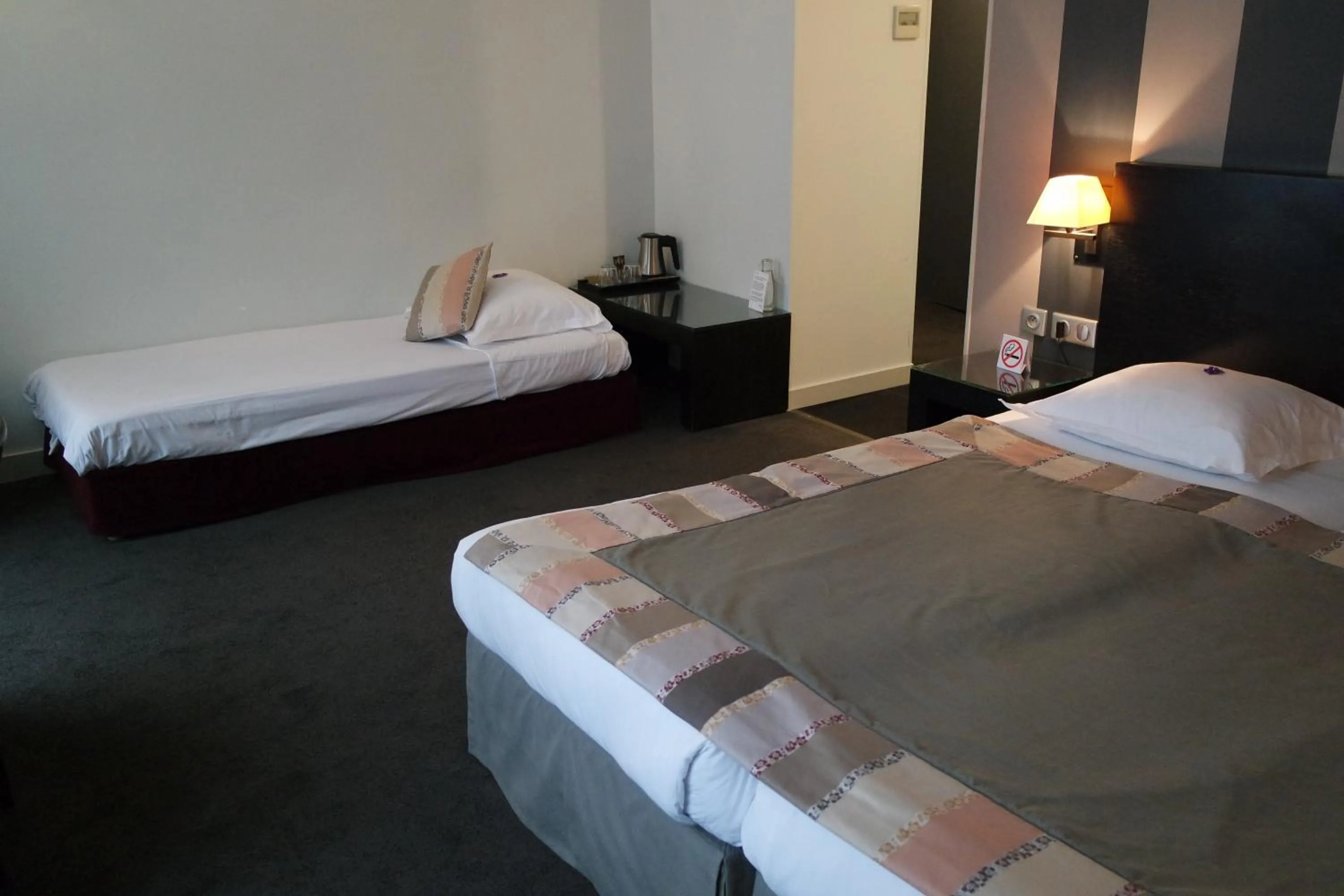 Bedroom, Bed in Grand Hôtel d'Orléans