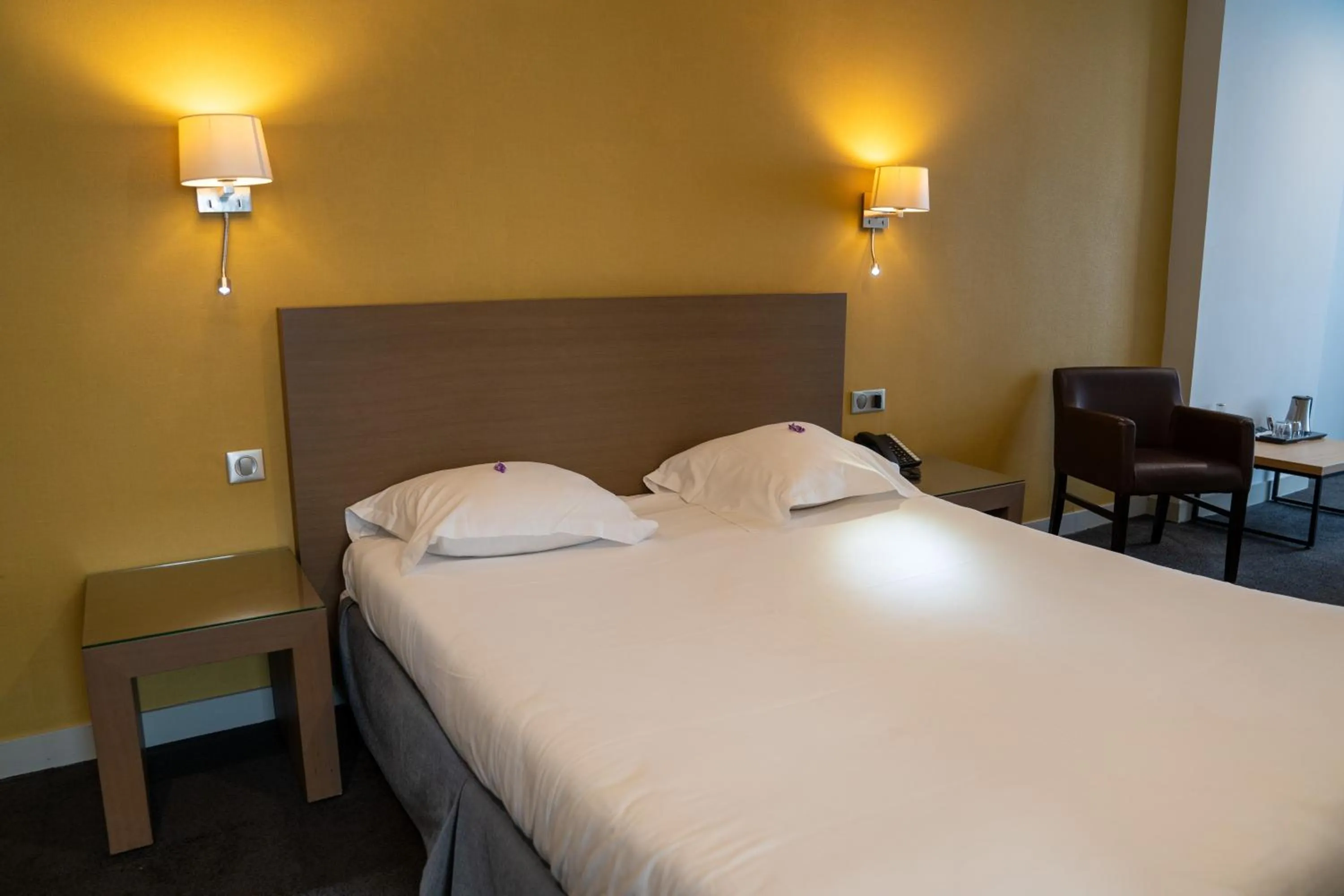 Bedroom, Bed in Grand Hôtel d'Orléans