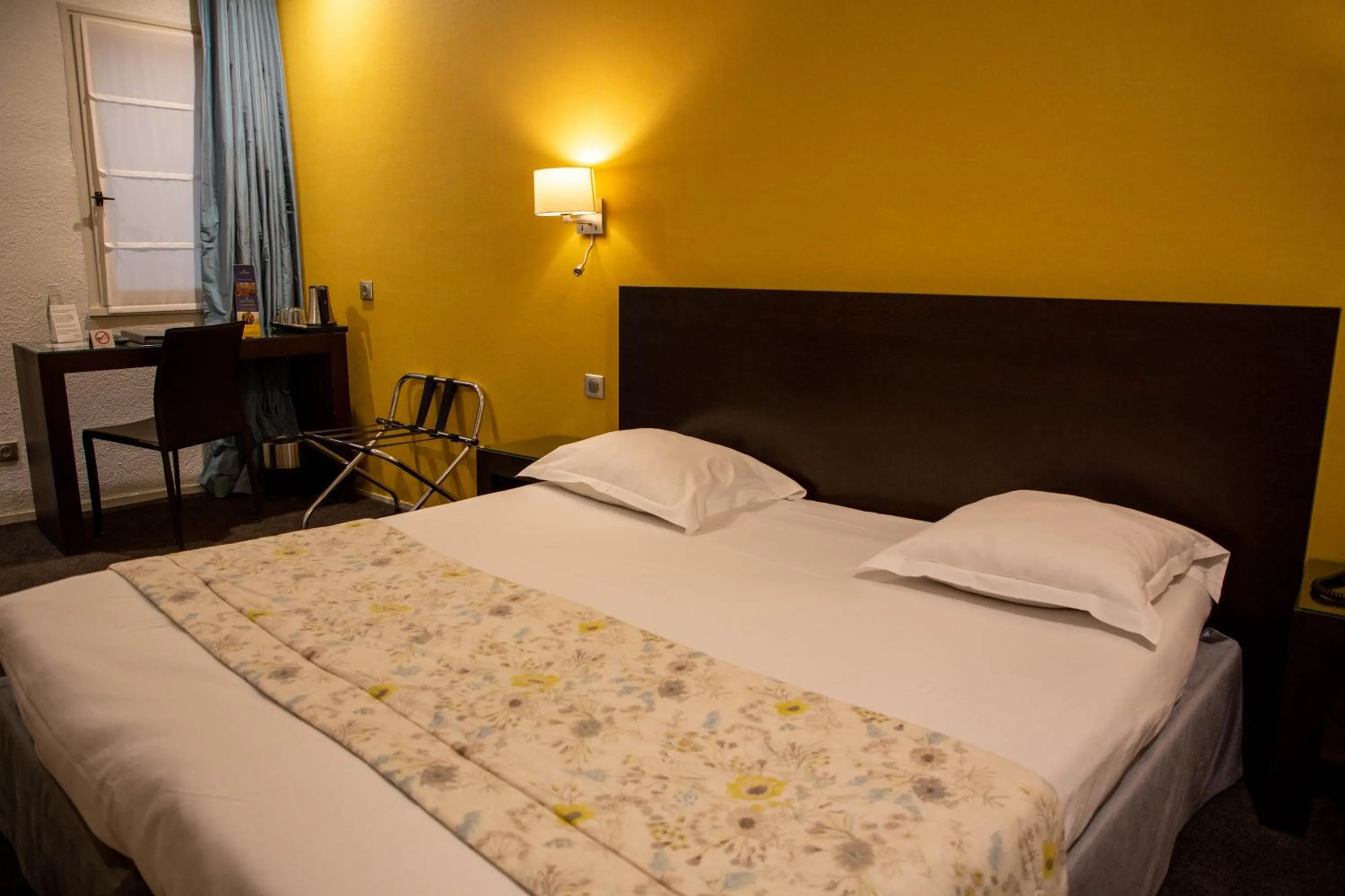 Bedroom, Bed in Grand Hôtel d'Orléans