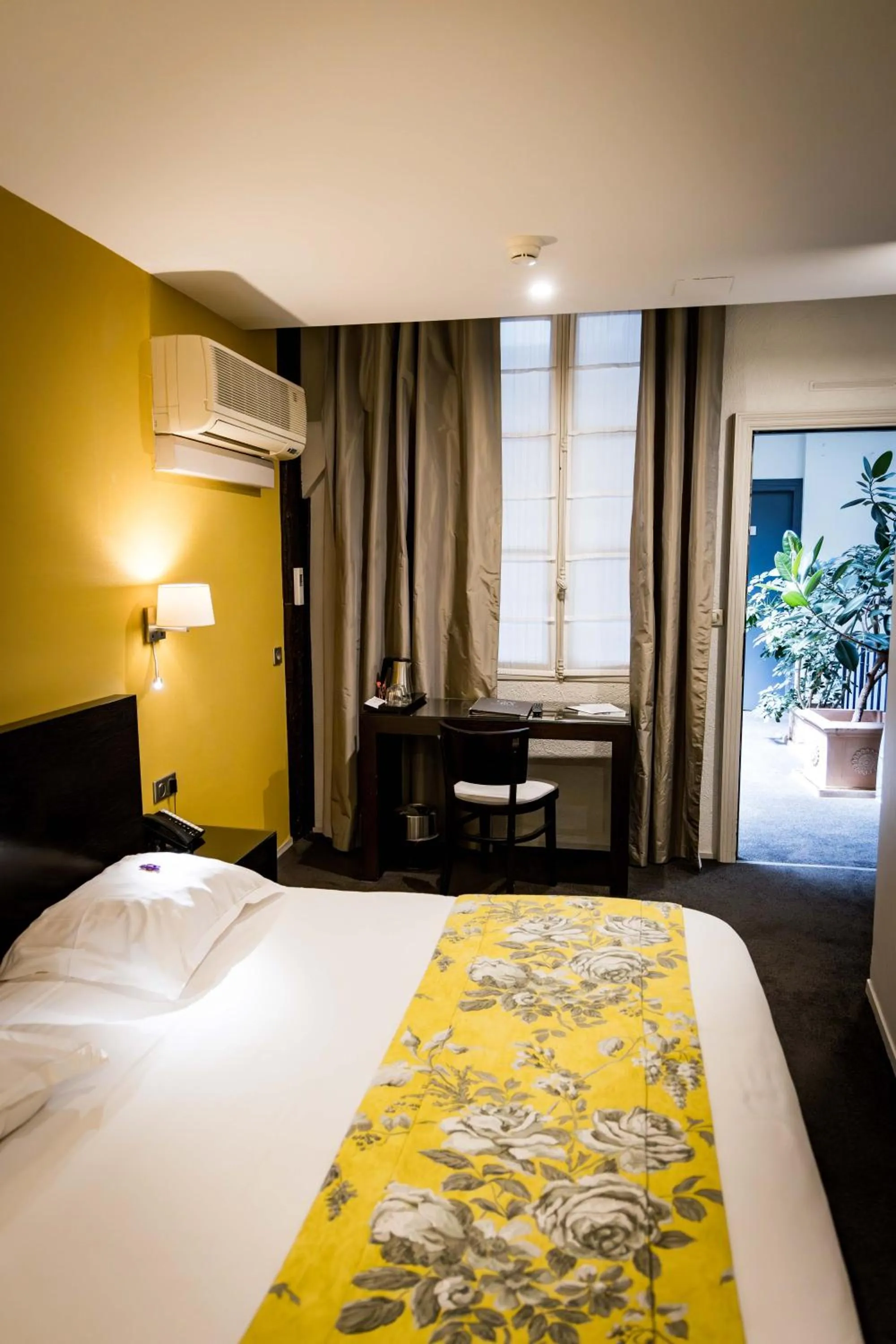 Bedroom, Bed in Grand Hôtel d'Orléans