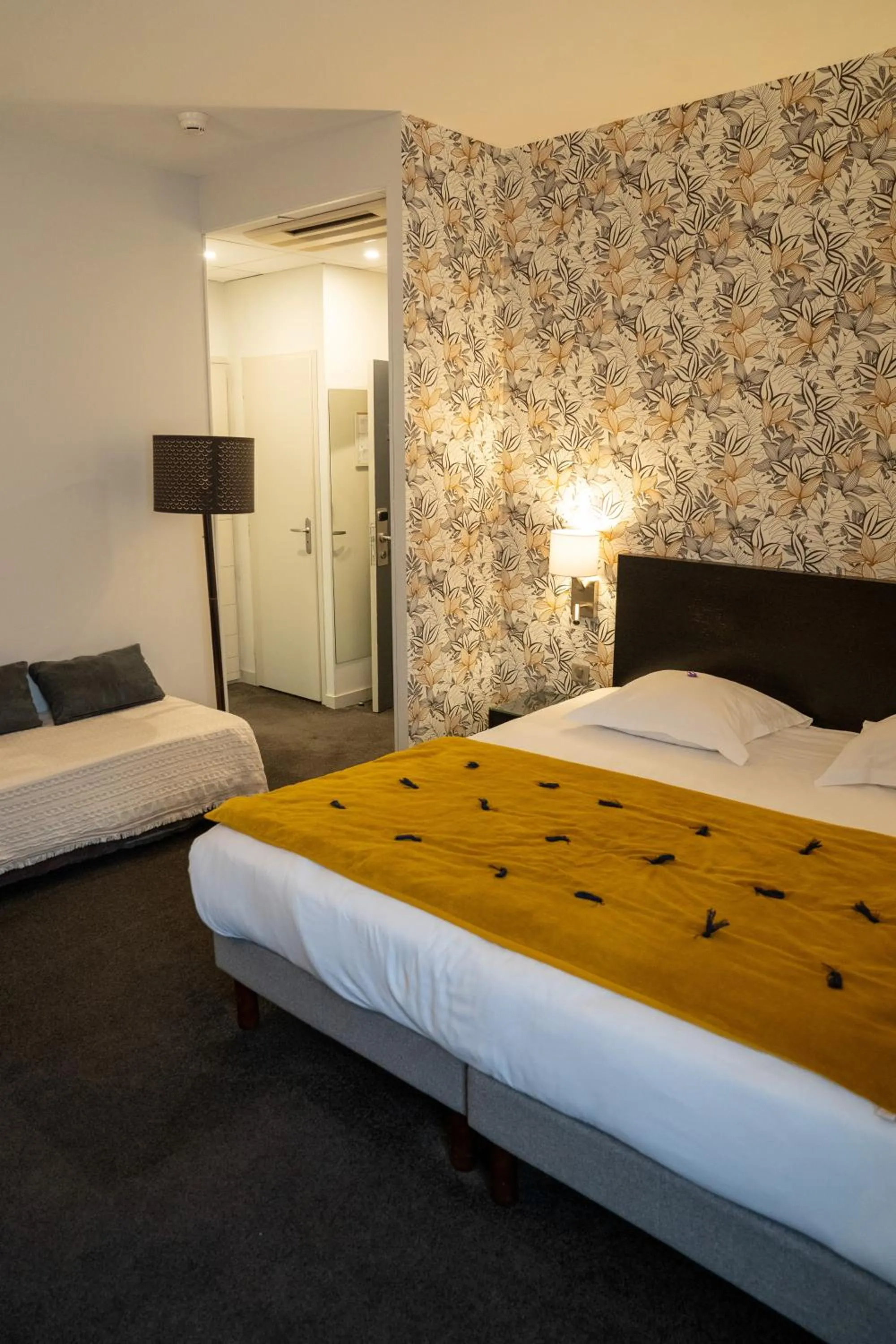 Bedroom, Bed in Grand Hôtel d'Orléans