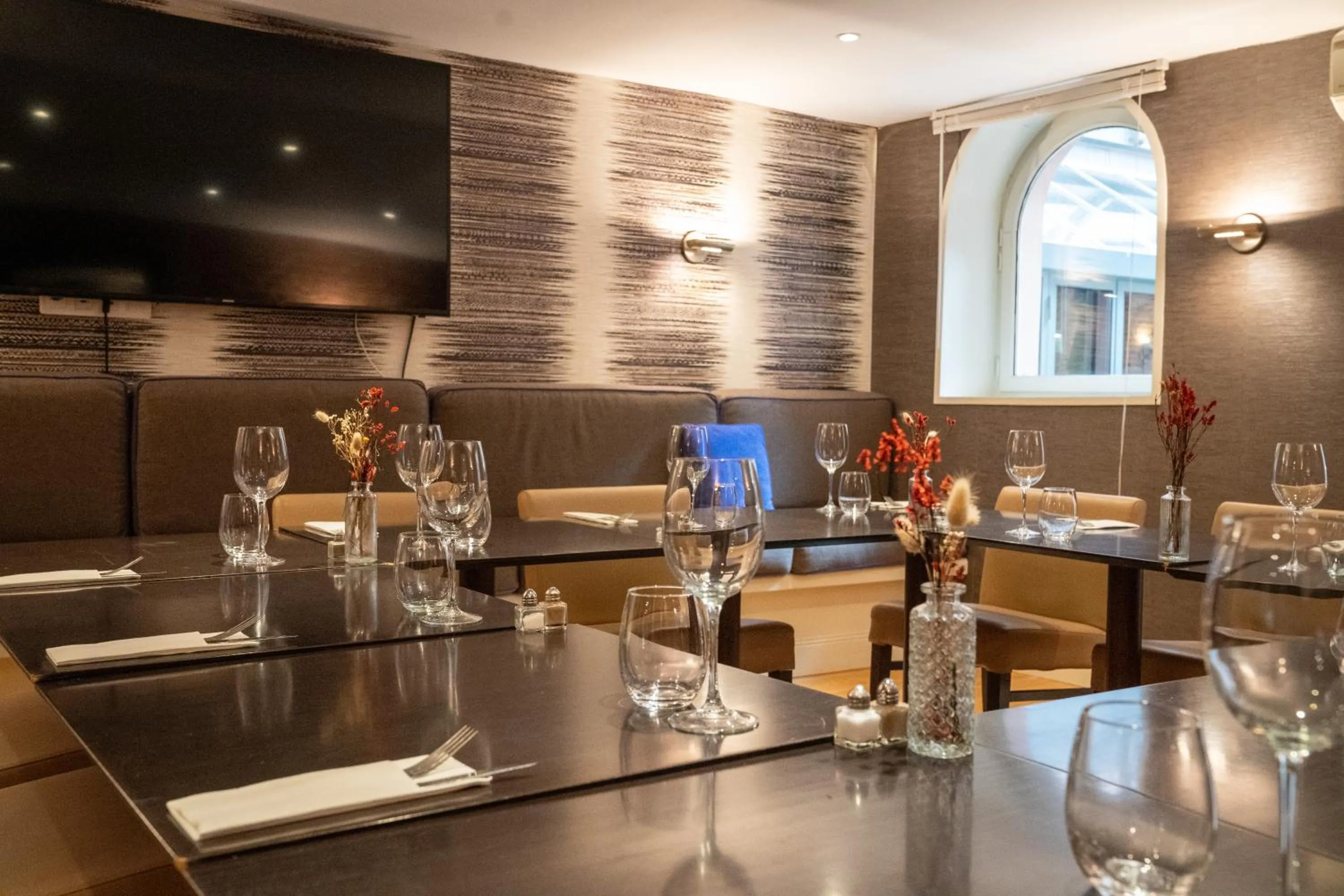 Restaurant/places to eat in Grand Hôtel d'Orléans