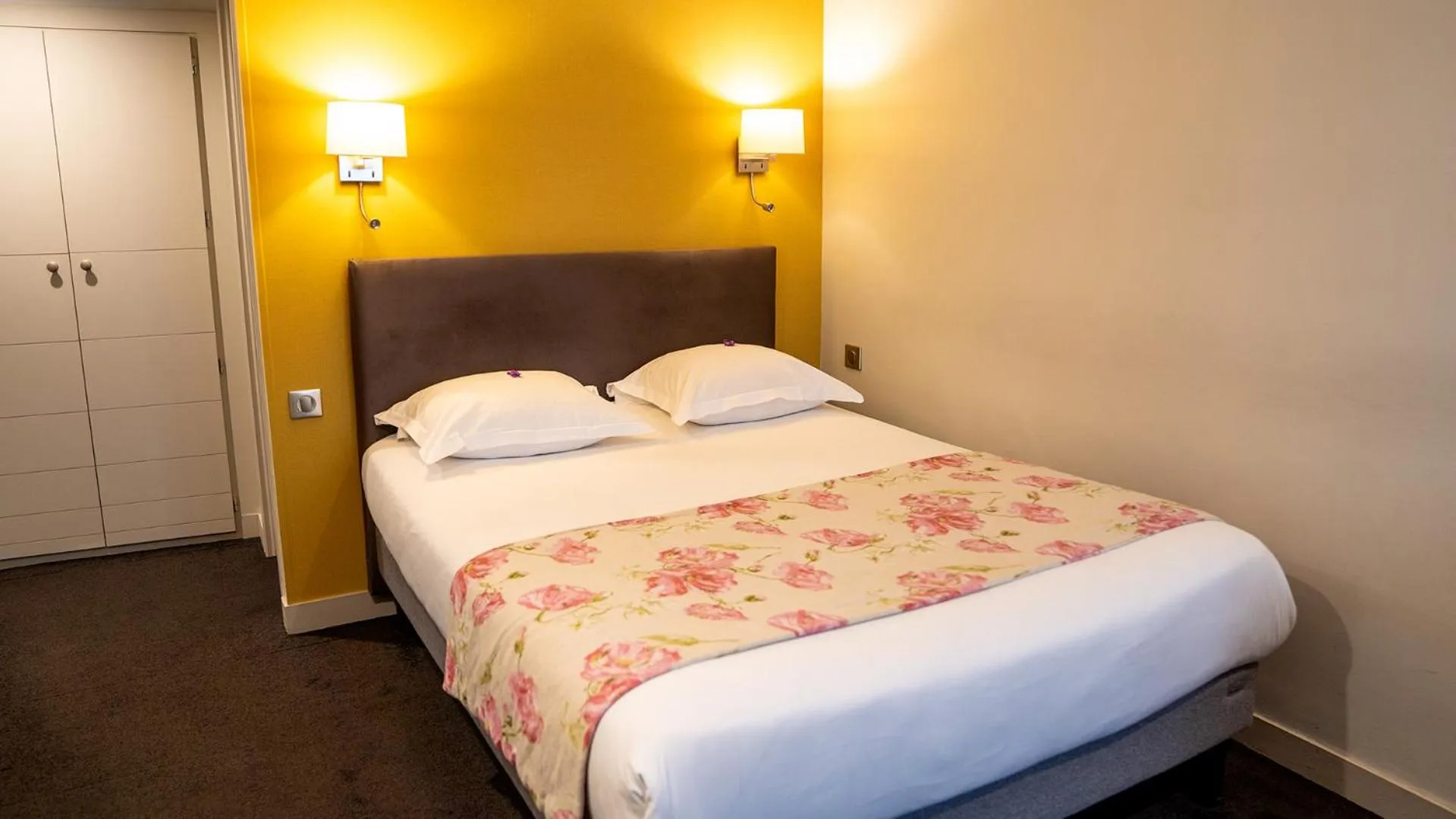 Bedroom, Bed in Grand Hôtel d'Orléans