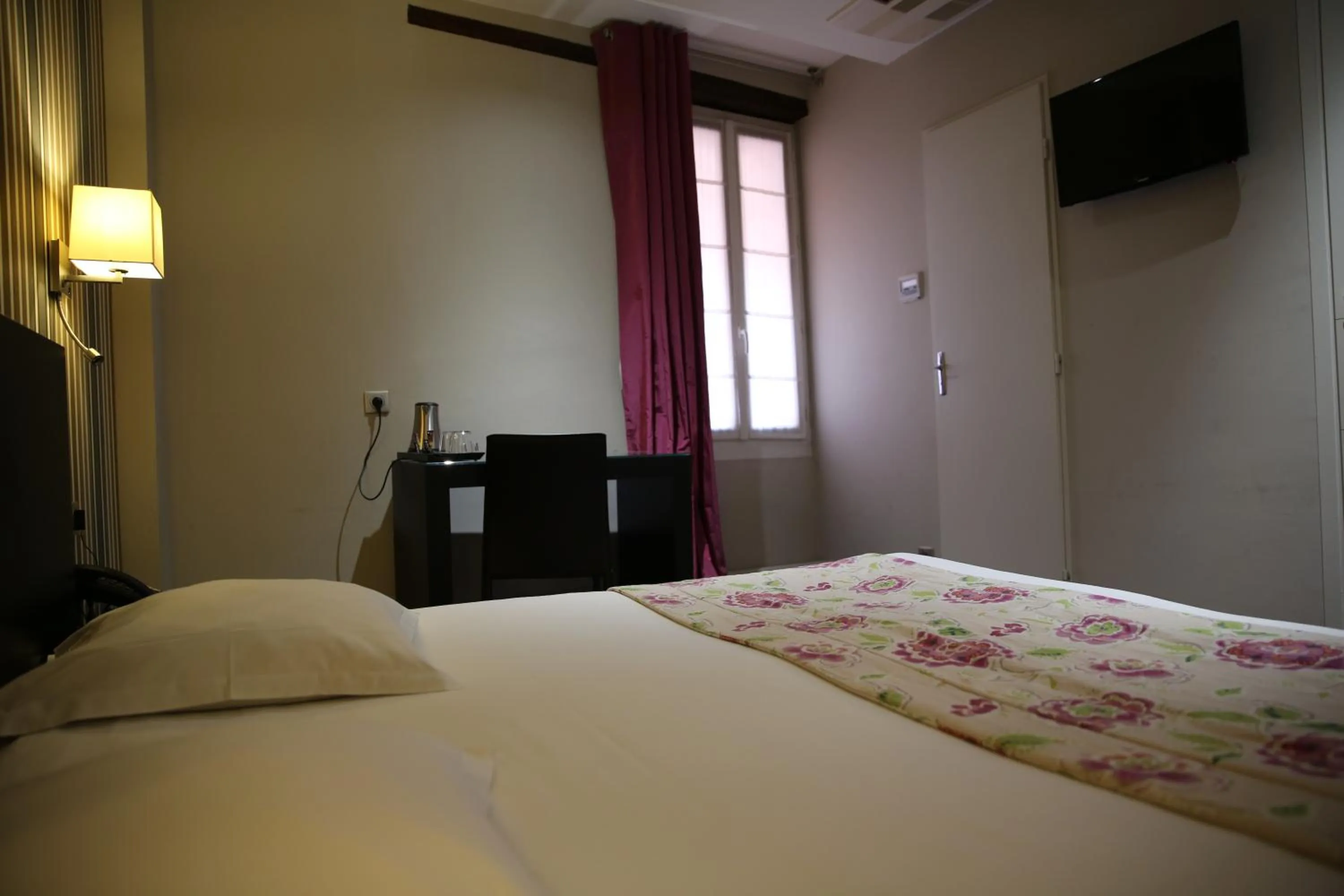Bedroom, Bed in Grand Hôtel d'Orléans