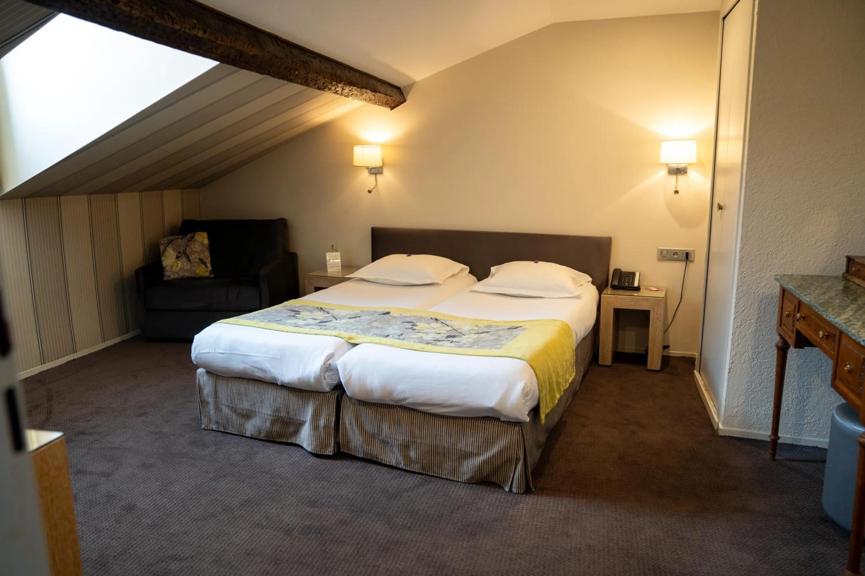 Bedroom, Bed in Grand Hôtel d'Orléans