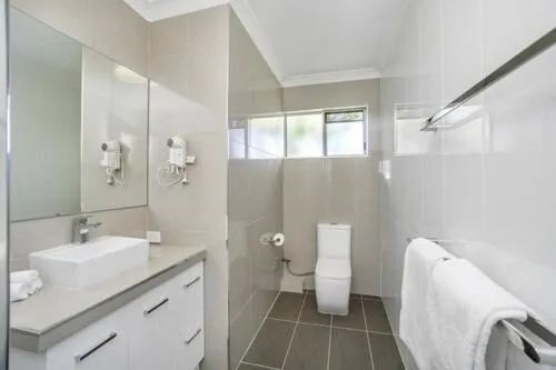 Shower in Best Western Kimba Lodge