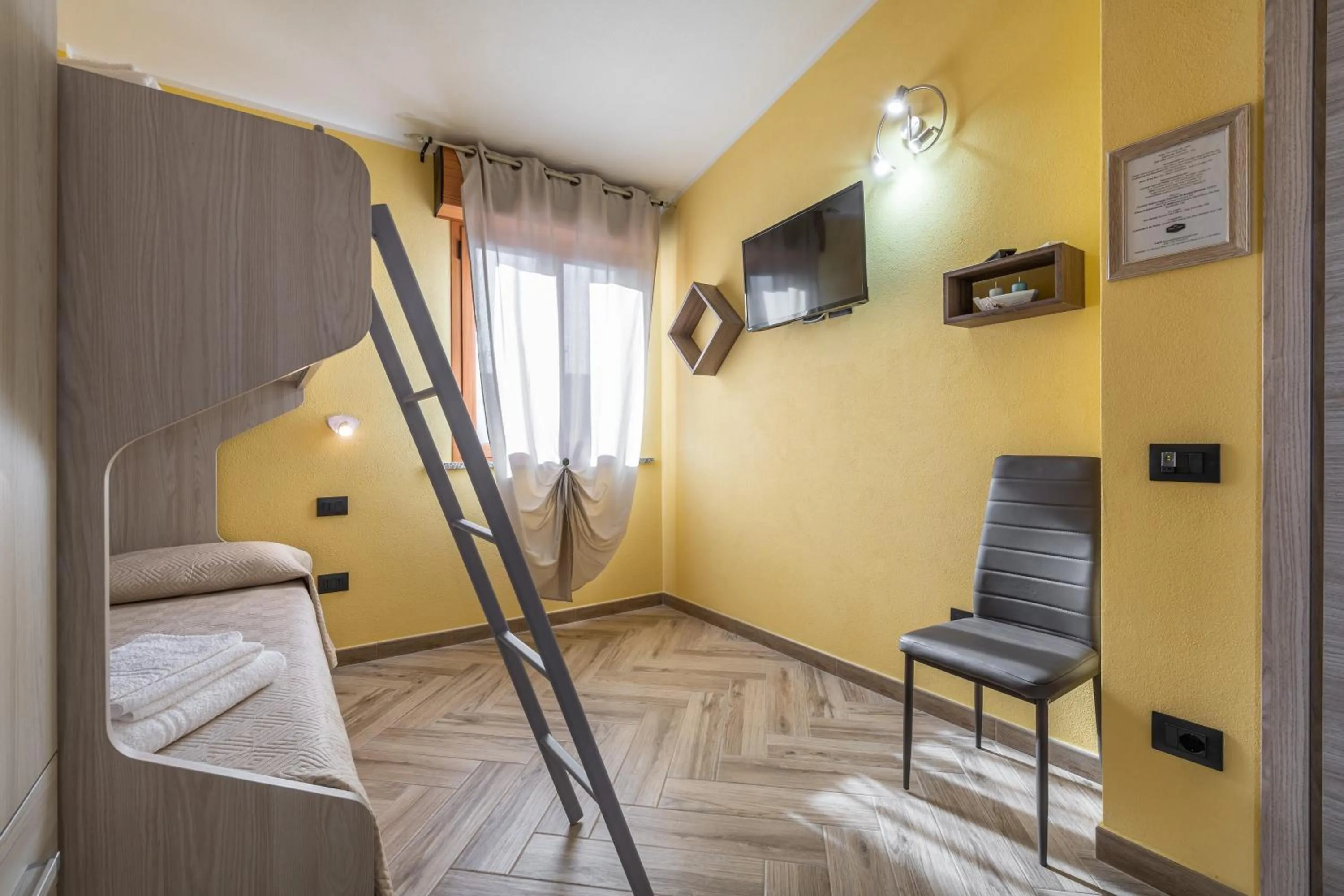 Property building, Bed in Paradise Home