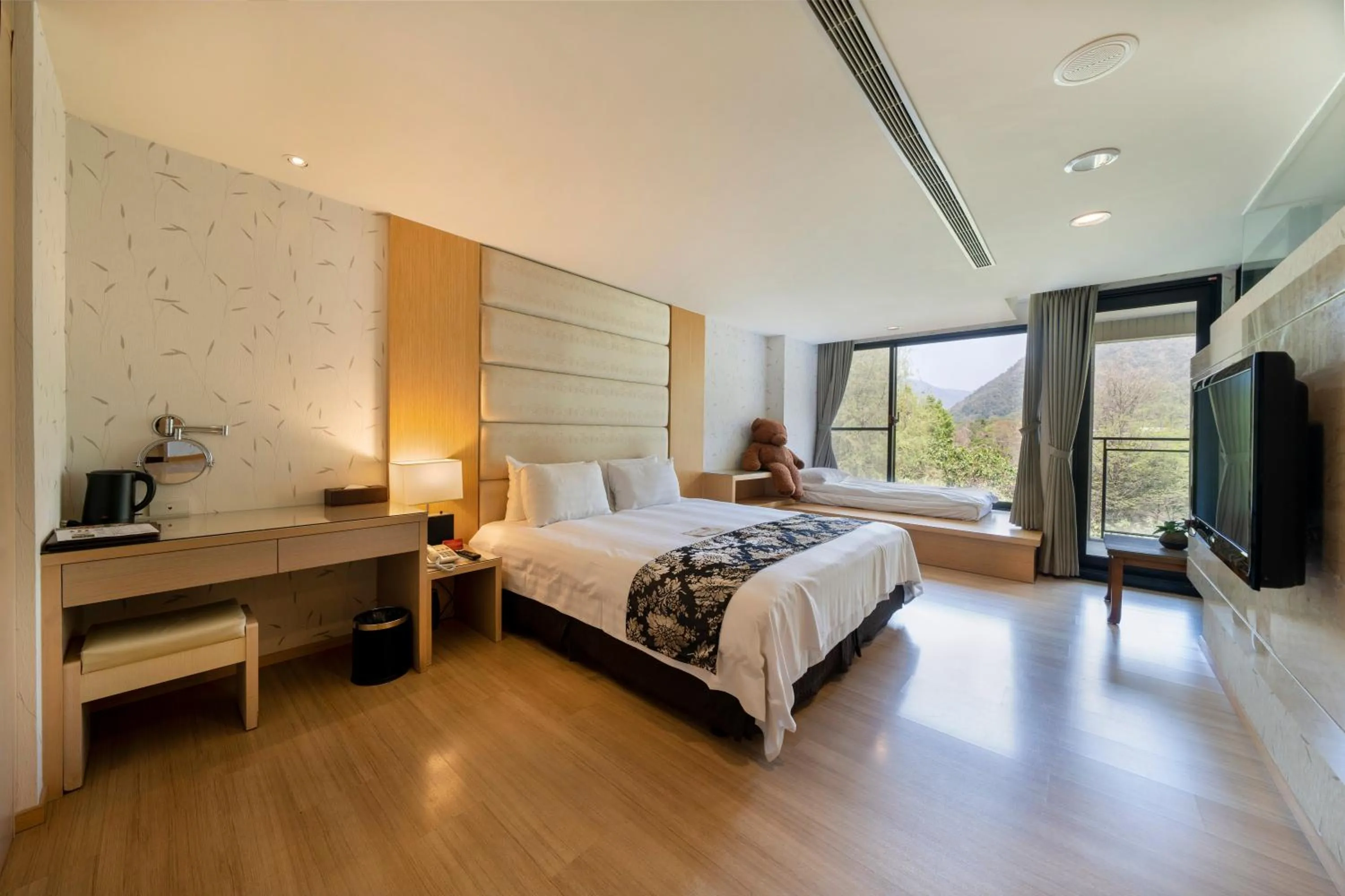 Bed in Tai-Yi Red Maple Resort