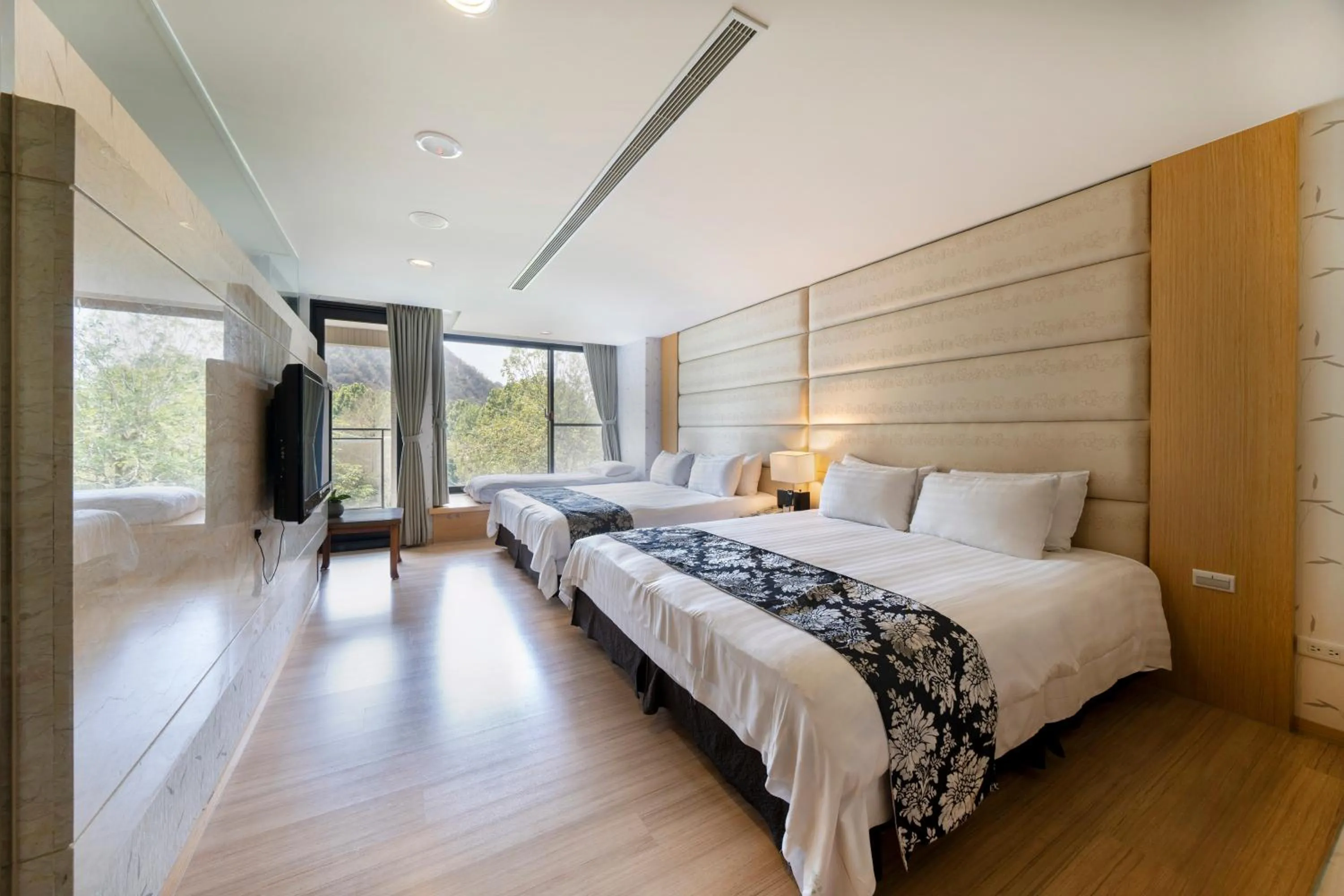 Bed in Tai-Yi Red Maple Resort