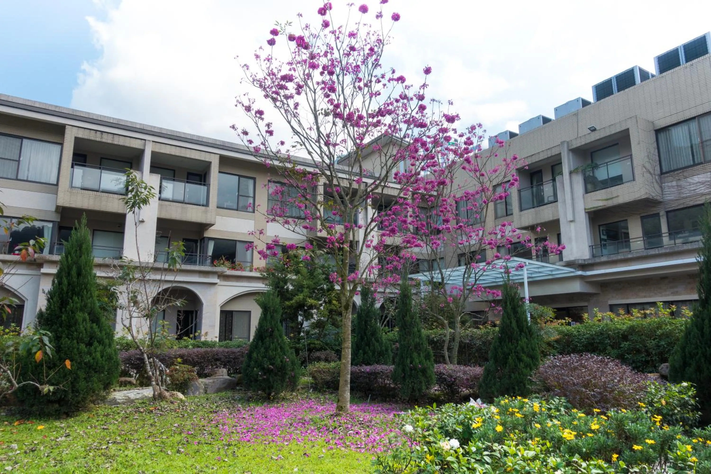 Property building in Tai-Yi Red Maple Resort