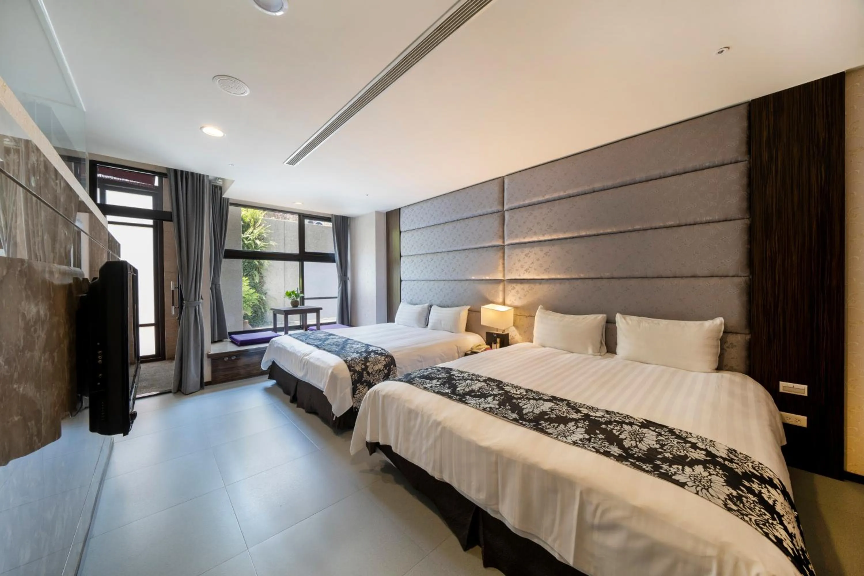 Bed in Tai-Yi Red Maple Resort