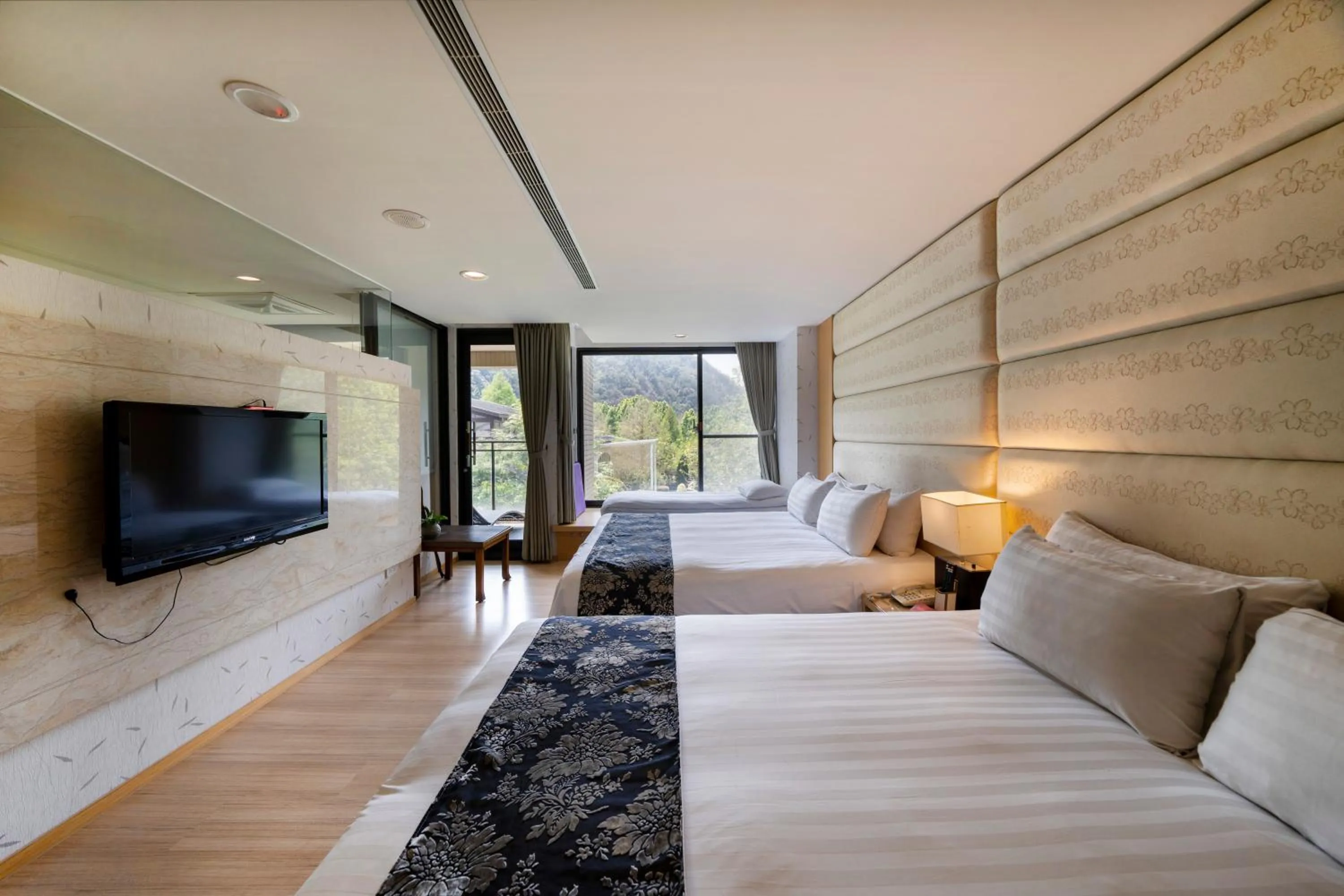 Bed in Tai-Yi Red Maple Resort