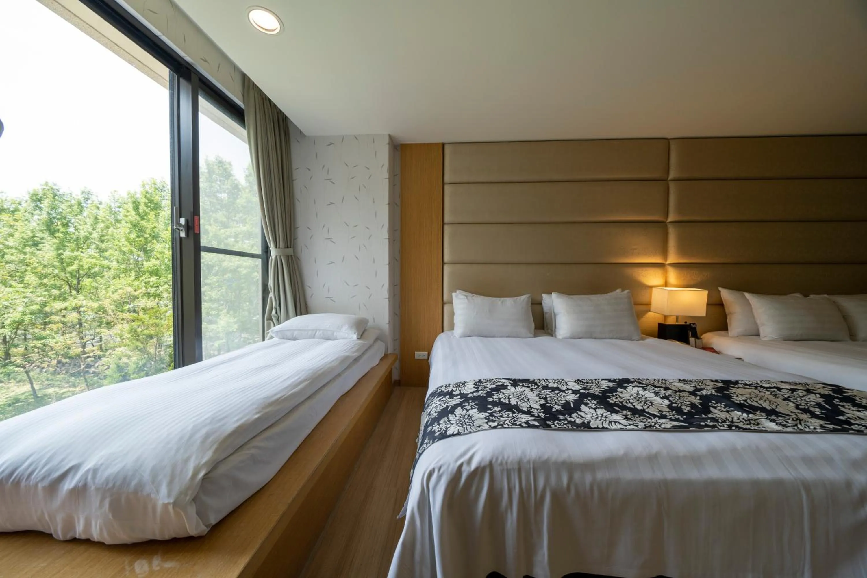 Bed in Tai-Yi Red Maple Resort