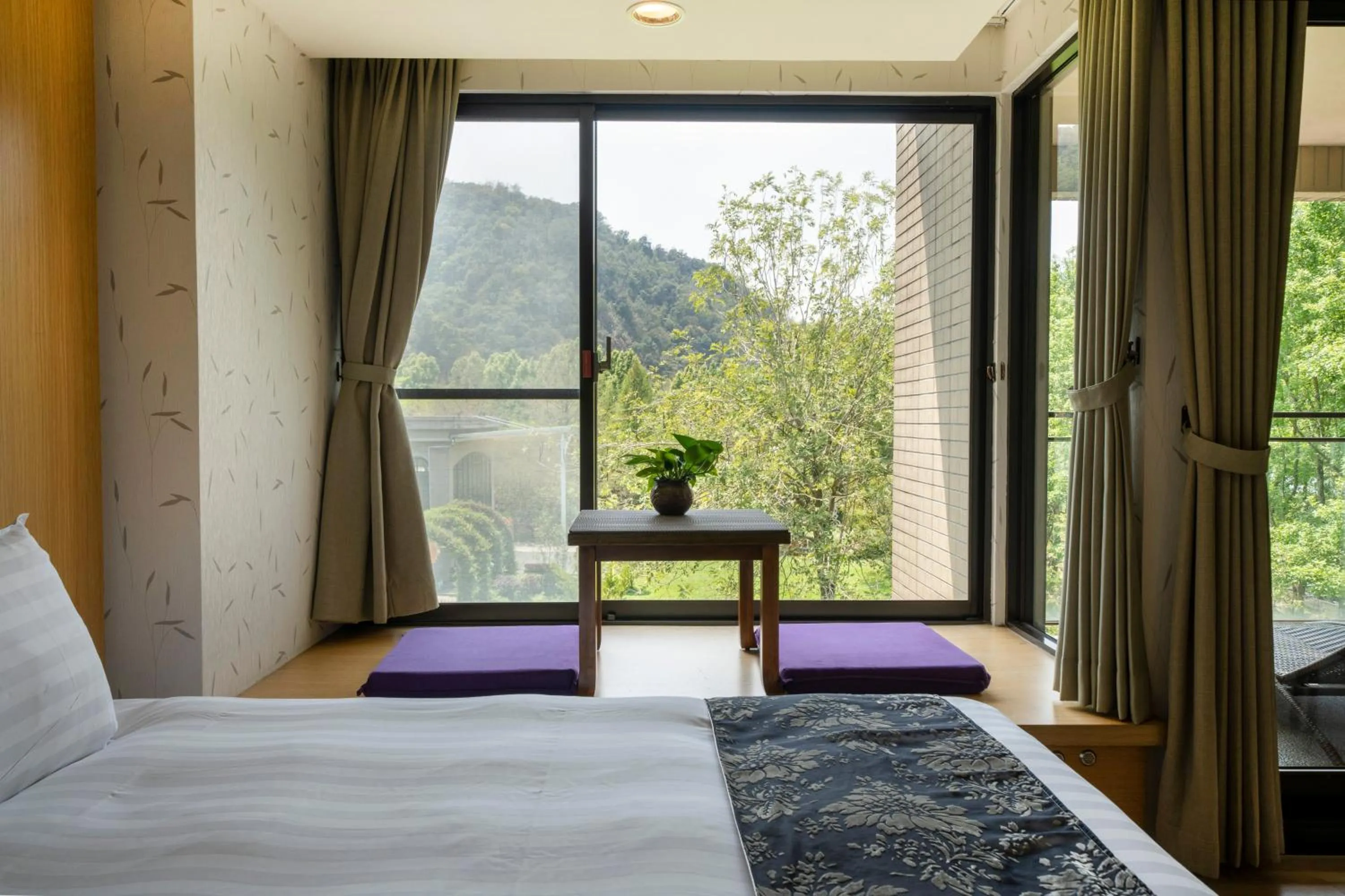 Bed in Tai-Yi Red Maple Resort