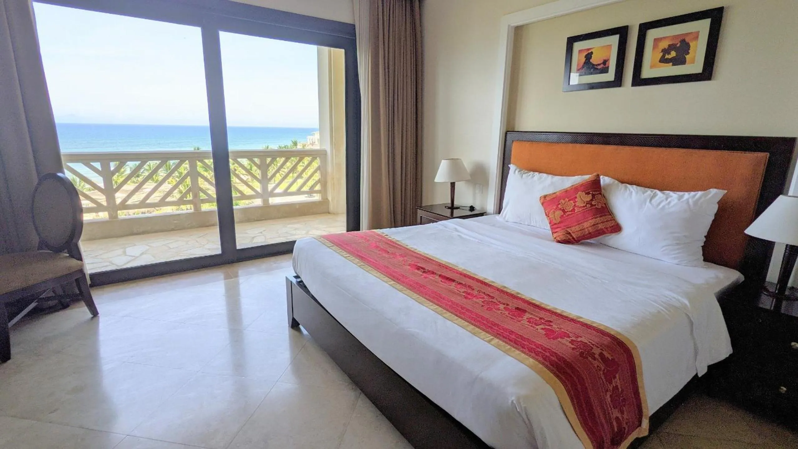 Balcony/Terrace, Bed in Olalani Resort & Condotel