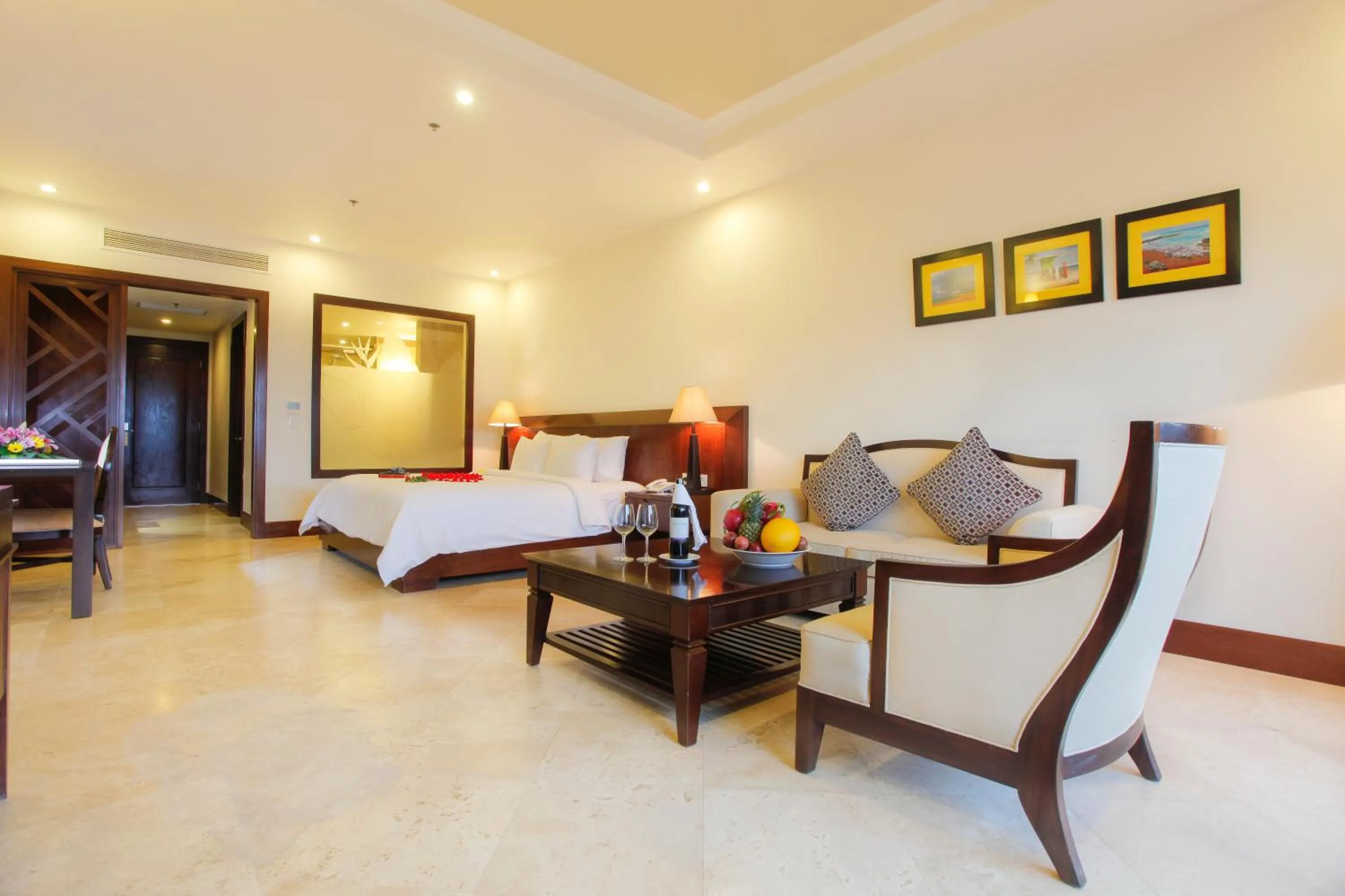 Photo of the whole room, Bed in Olalani Resort & Condotel