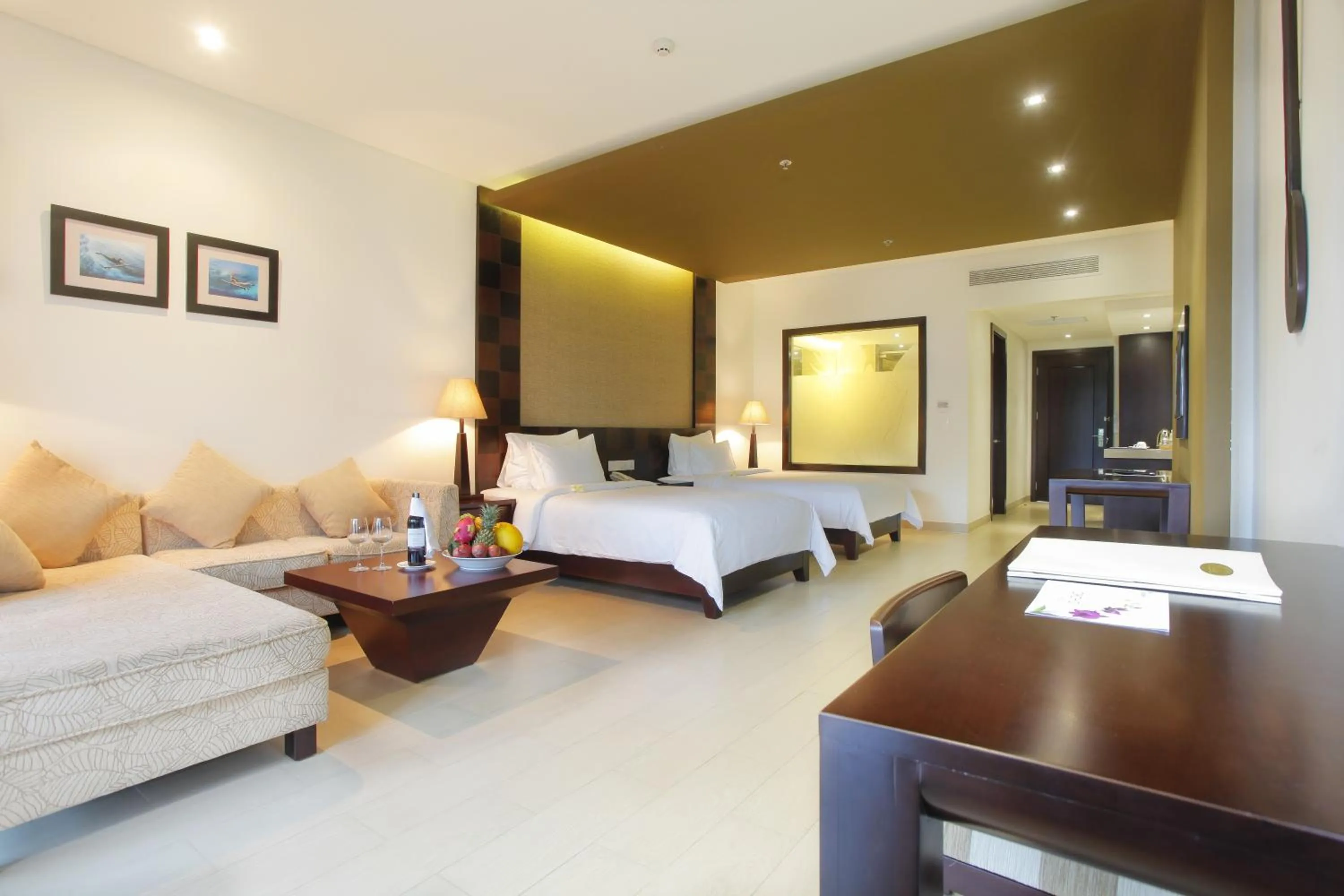 Living room, Bed in Olalani Resort & Condotel