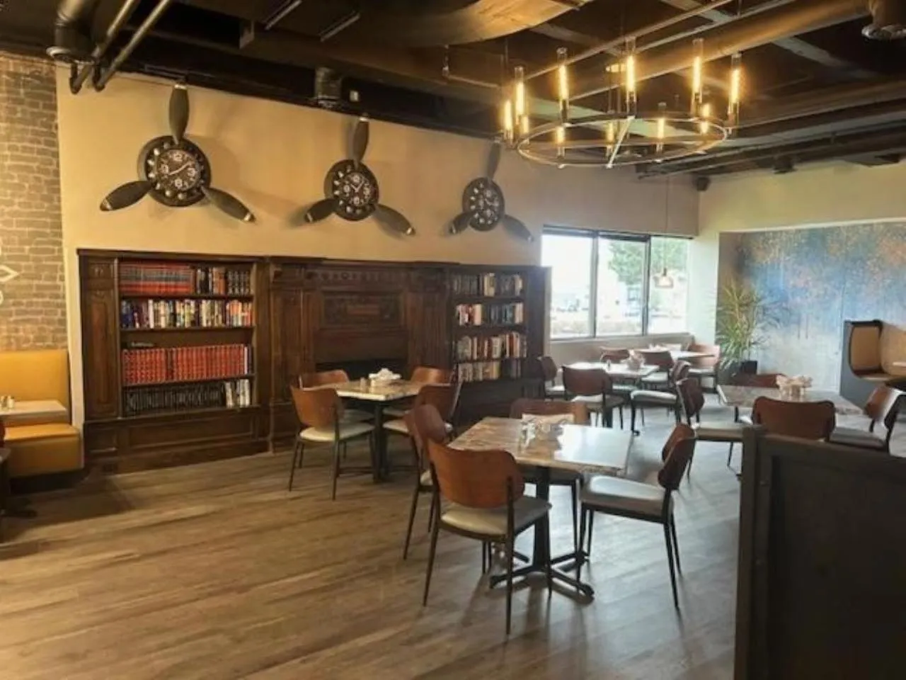 Restaurant/places to eat in Wyndham Indianapolis Airport