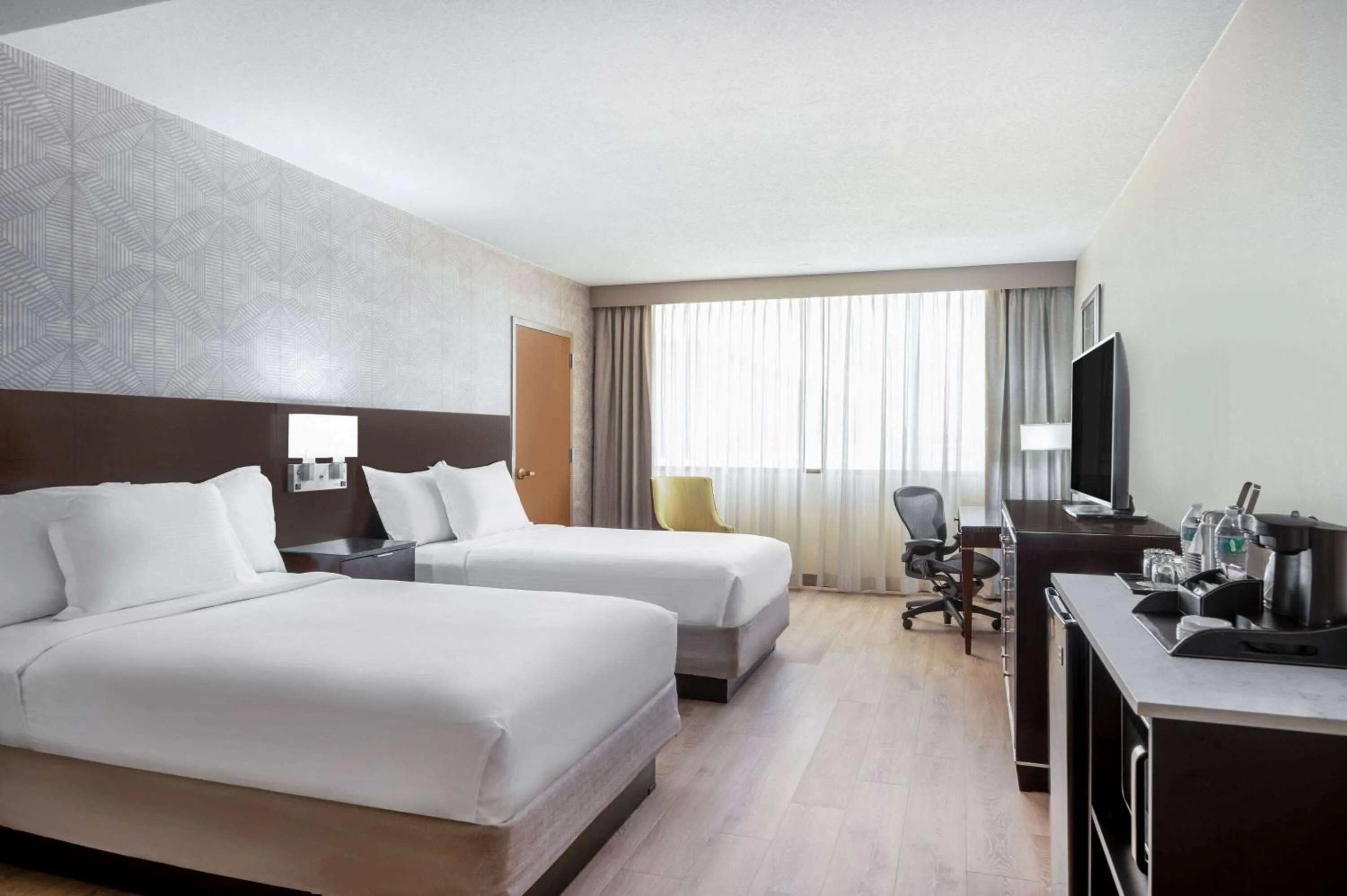 Photo of the whole room, Bed in Wyndham Indianapolis Airport