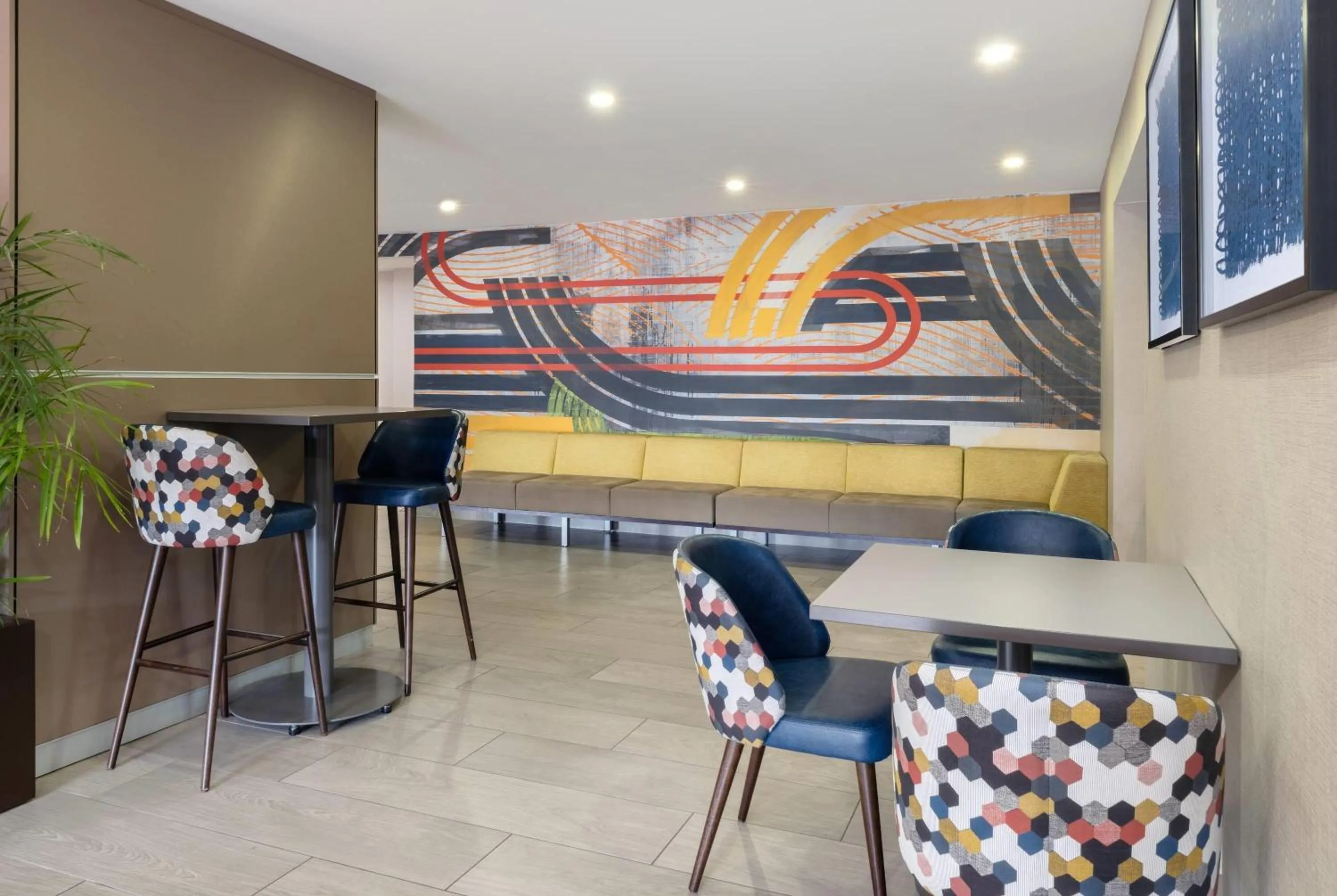 Restaurant/places to eat in Wyndham Indianapolis Airport