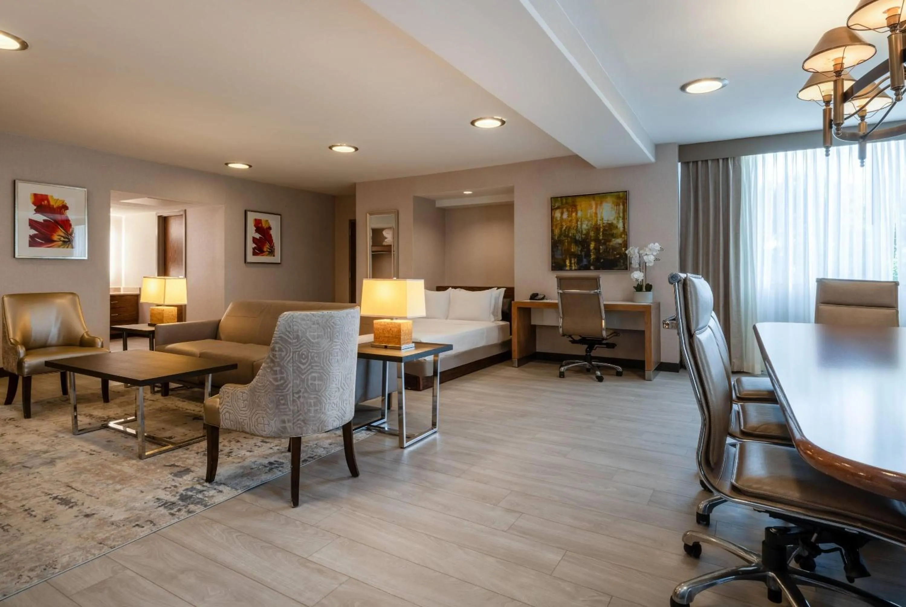 Photo of the whole room in Wyndham Indianapolis Airport