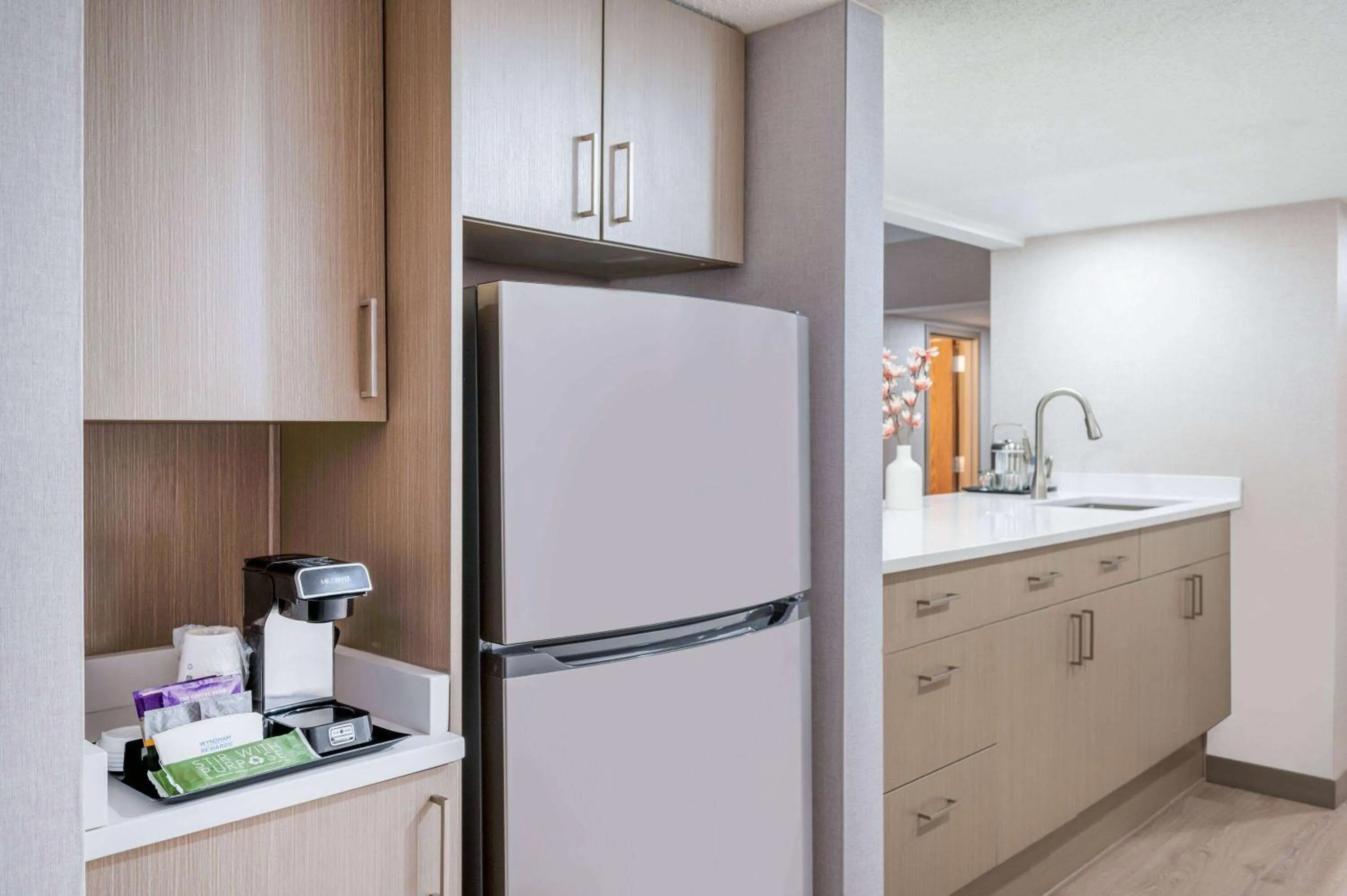 Photo of the whole room in Wyndham Indianapolis Airport