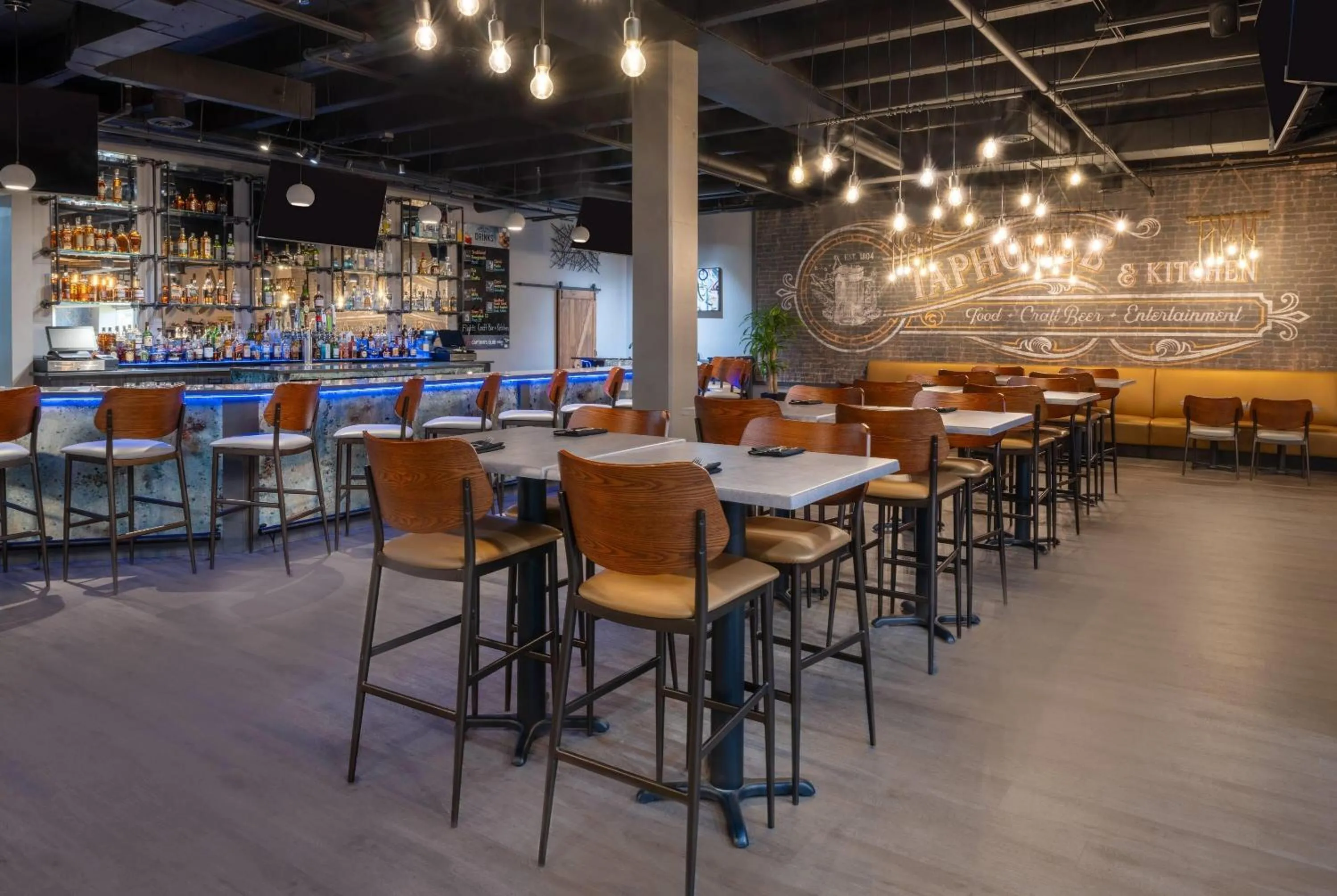 Restaurant/places to eat in Wyndham Indianapolis Airport