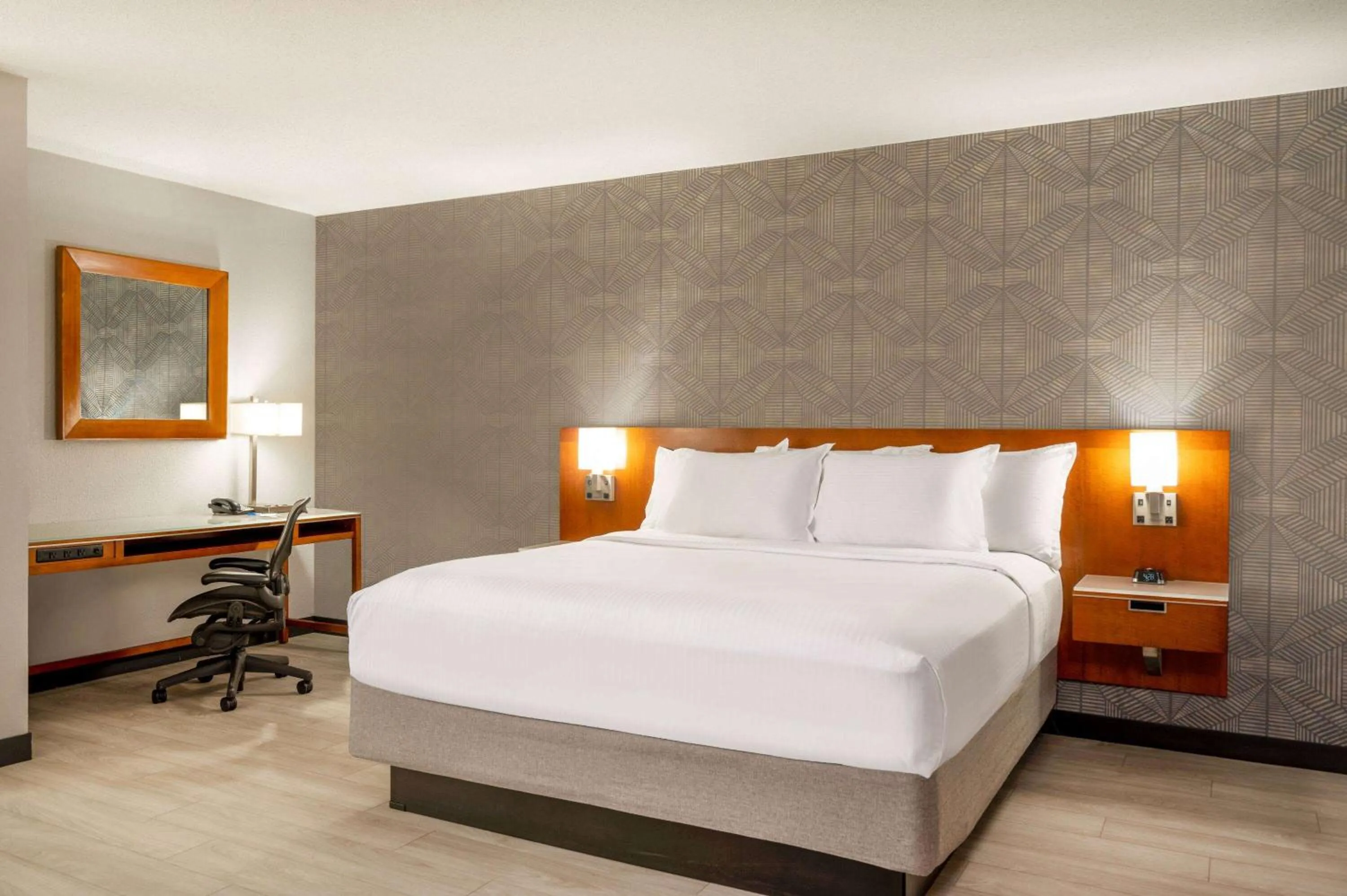 Photo of the whole room, Bed in Wyndham Indianapolis Airport