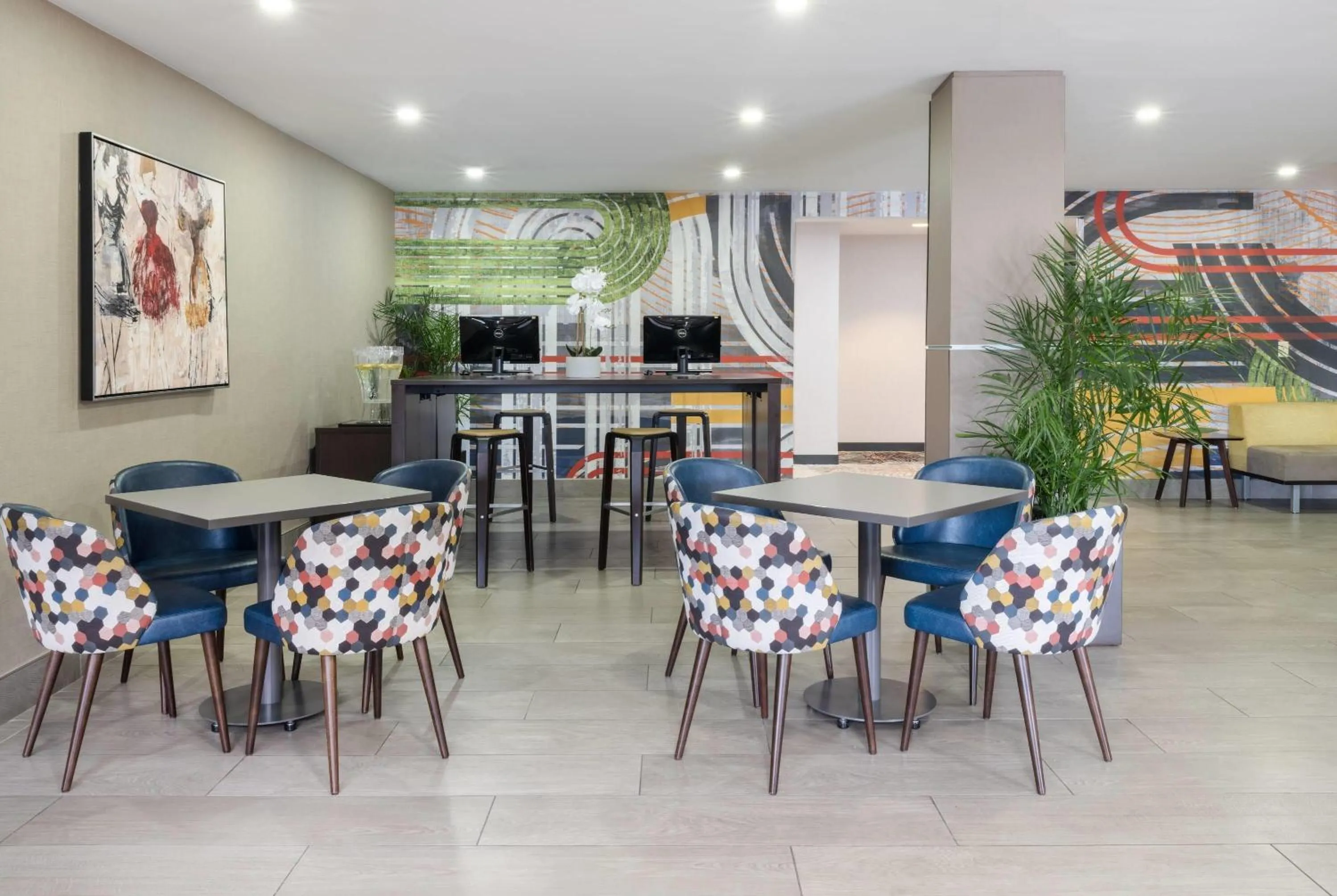 Restaurant/places to eat in Wyndham Indianapolis Airport