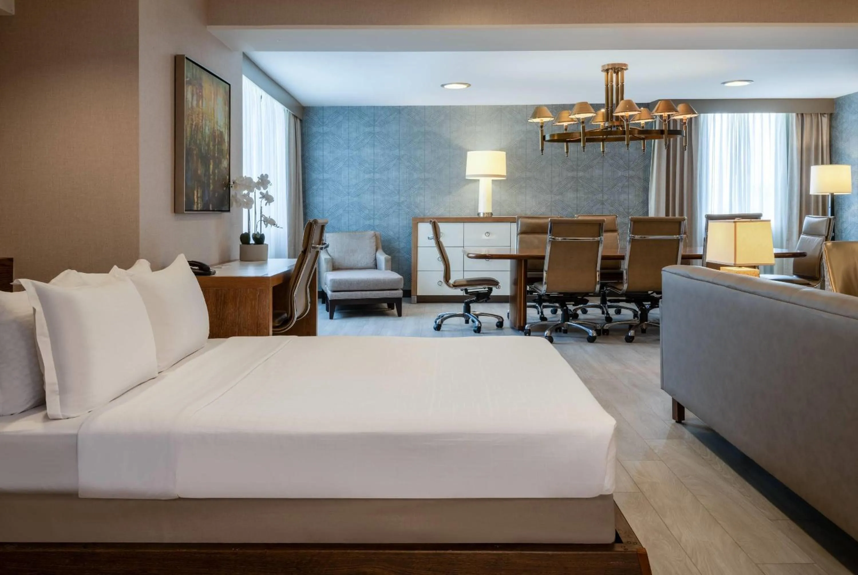 Photo of the whole room, Bed in Wyndham Indianapolis Airport