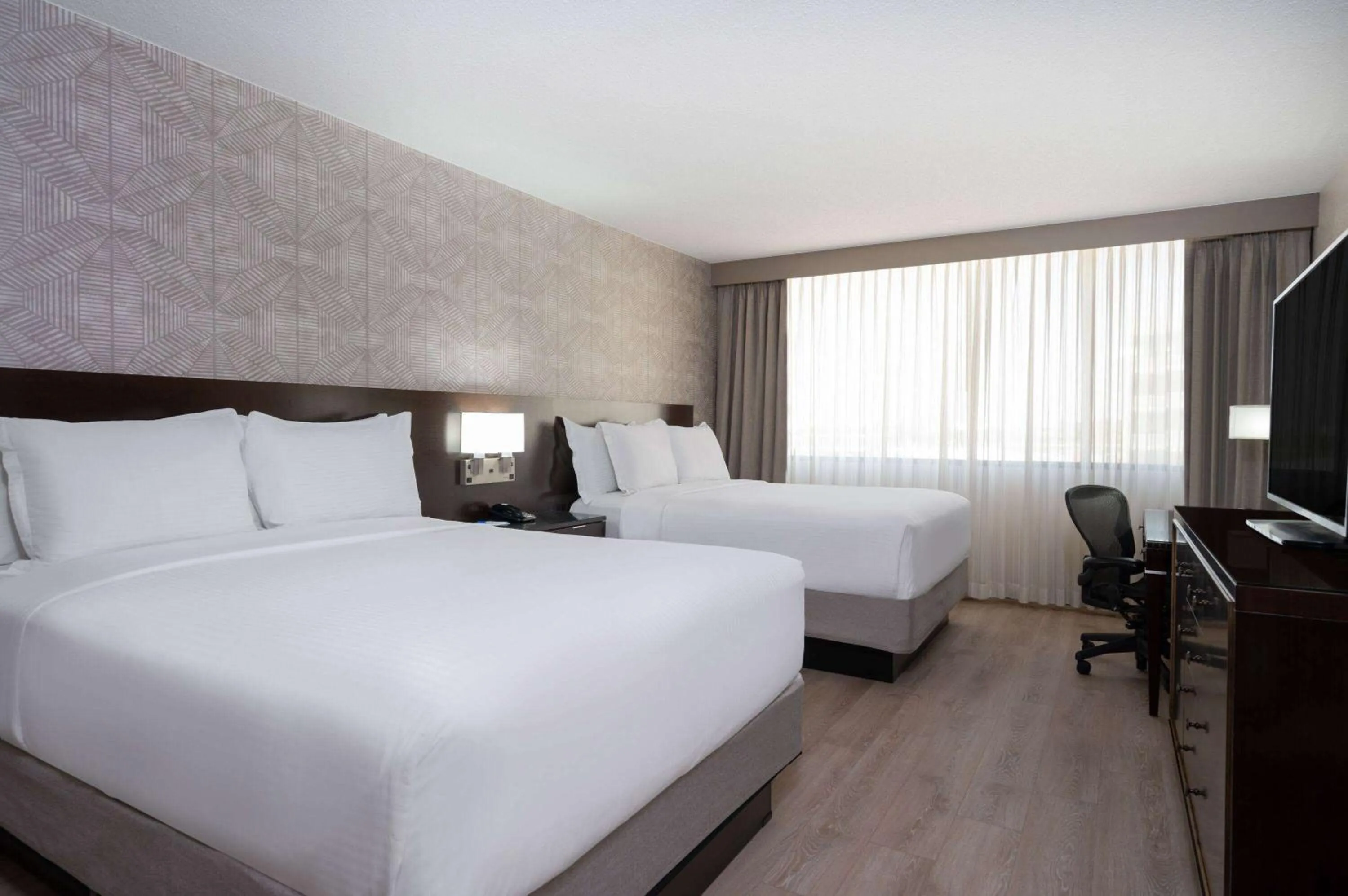 Photo of the whole room, Bed in Wyndham Indianapolis Airport