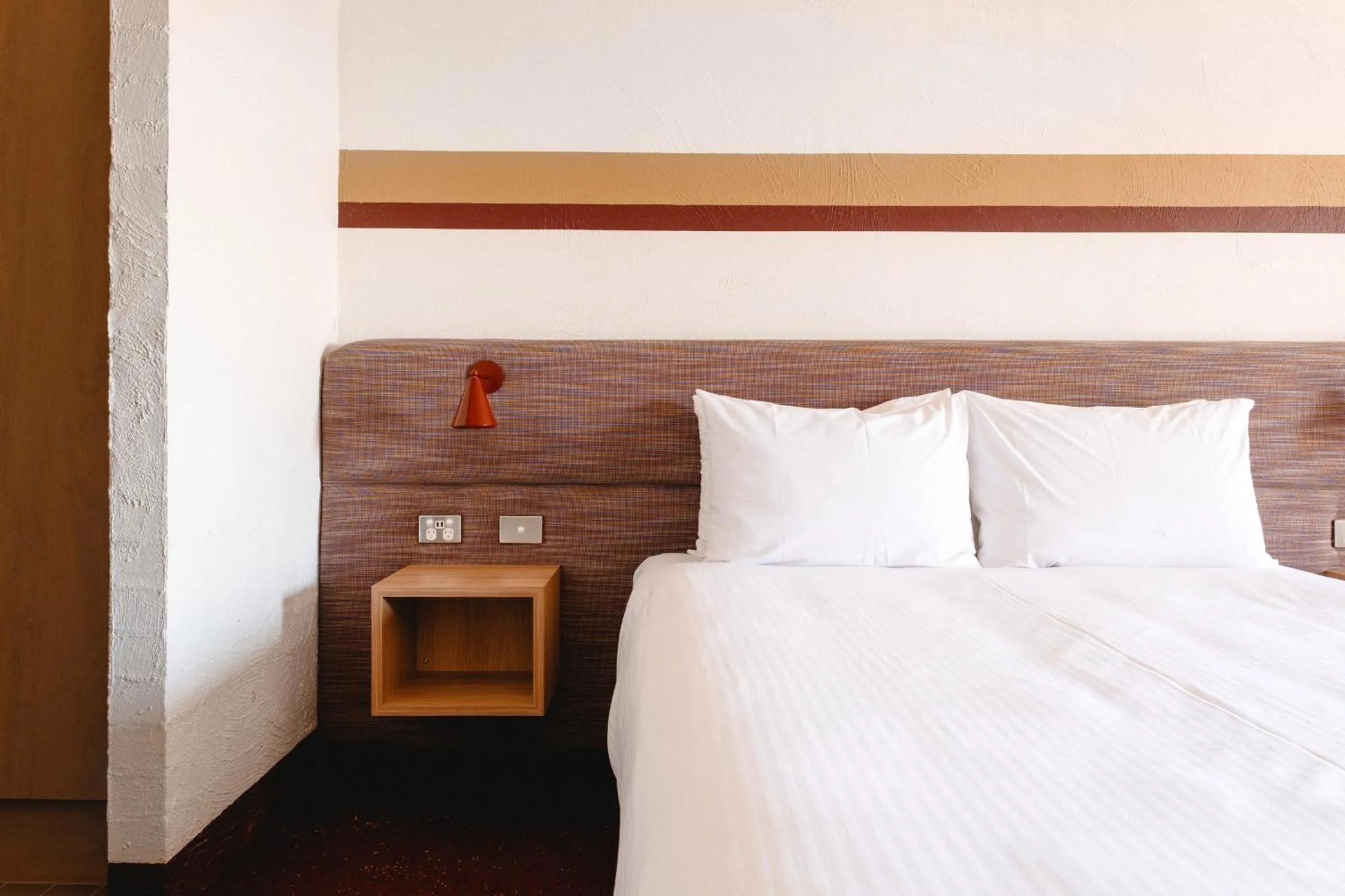 Bedroom, Bed in Statesman Hotel