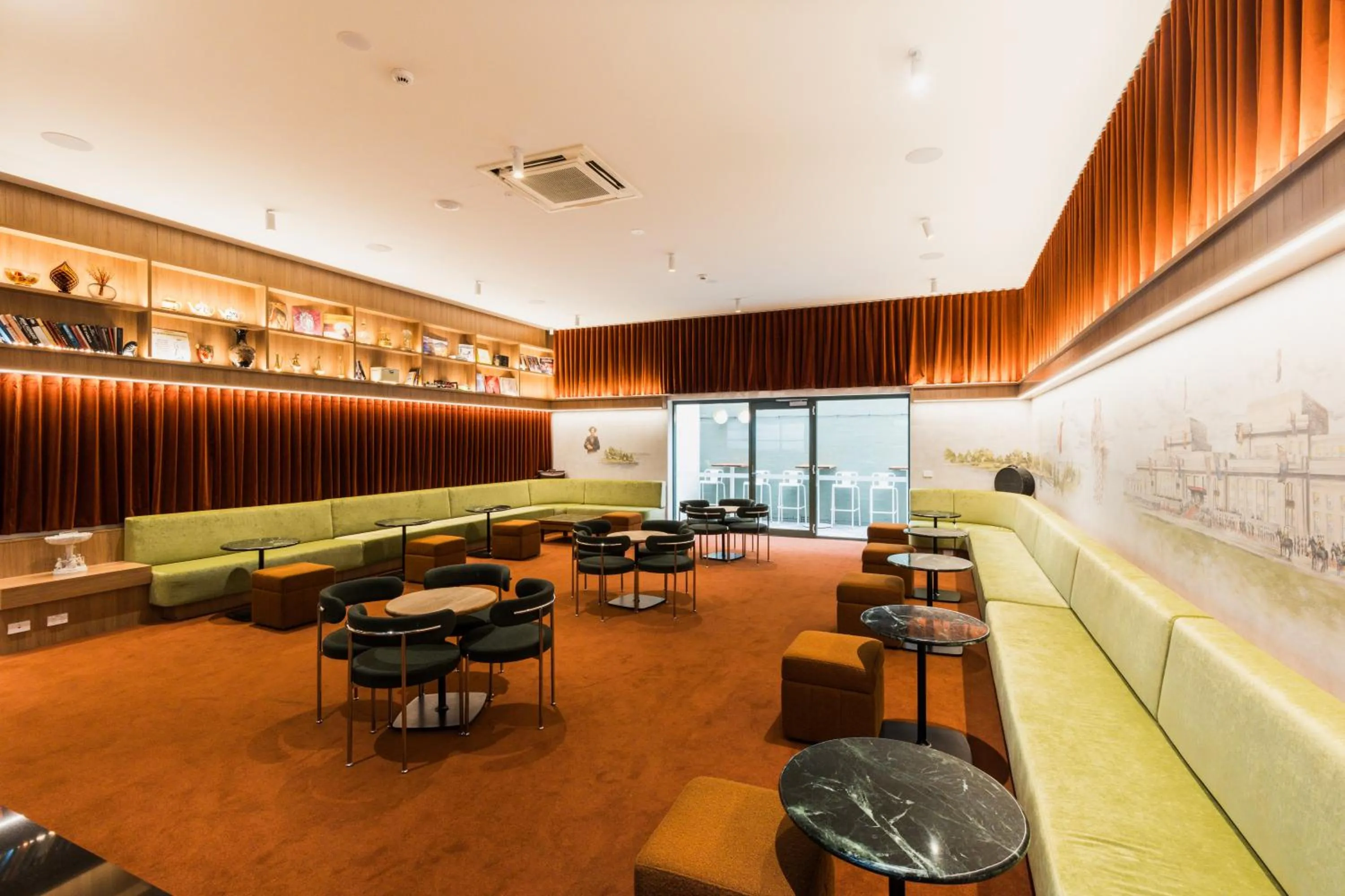 Lounge or bar in Statesman Hotel