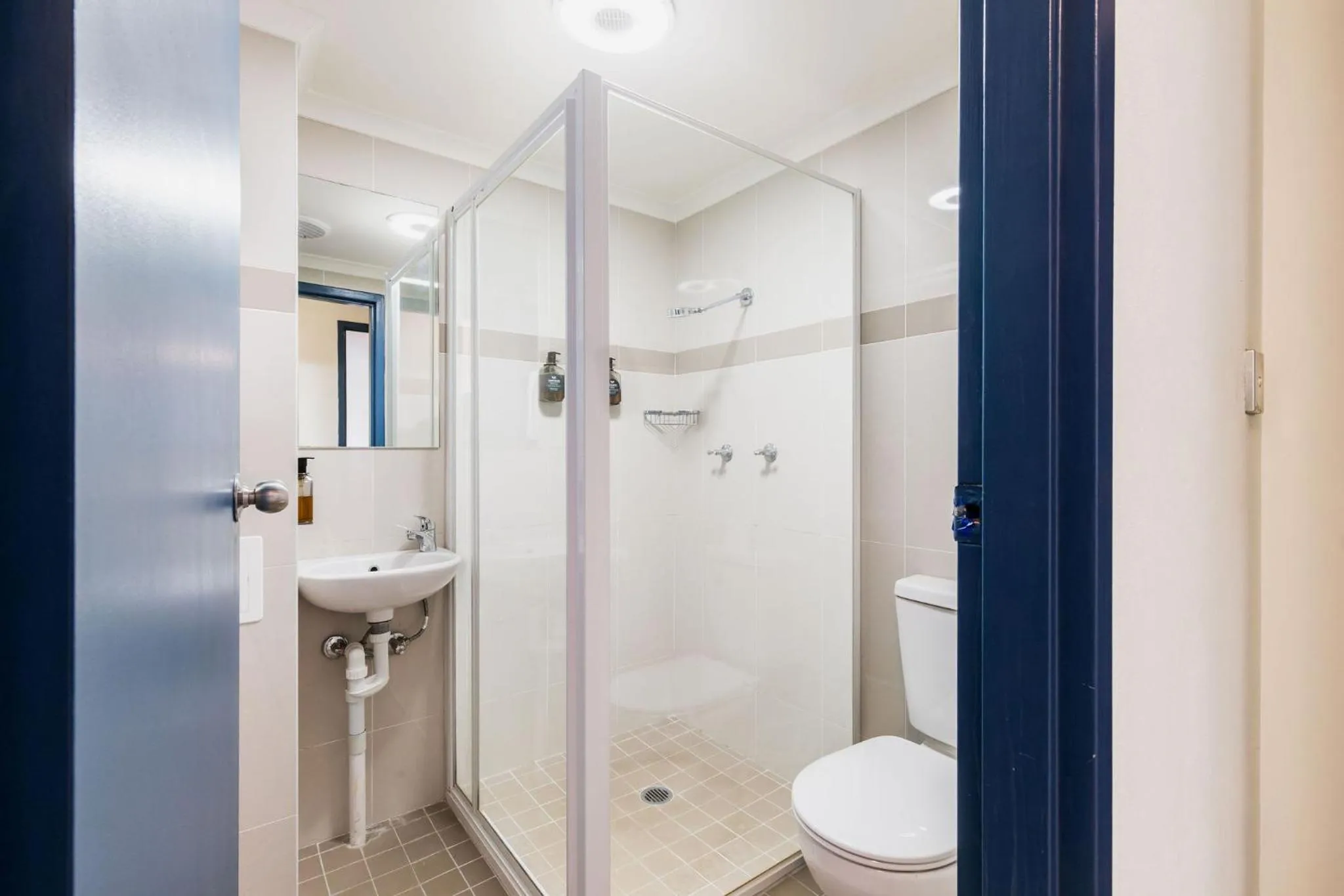 Shower in Statesman Hotel