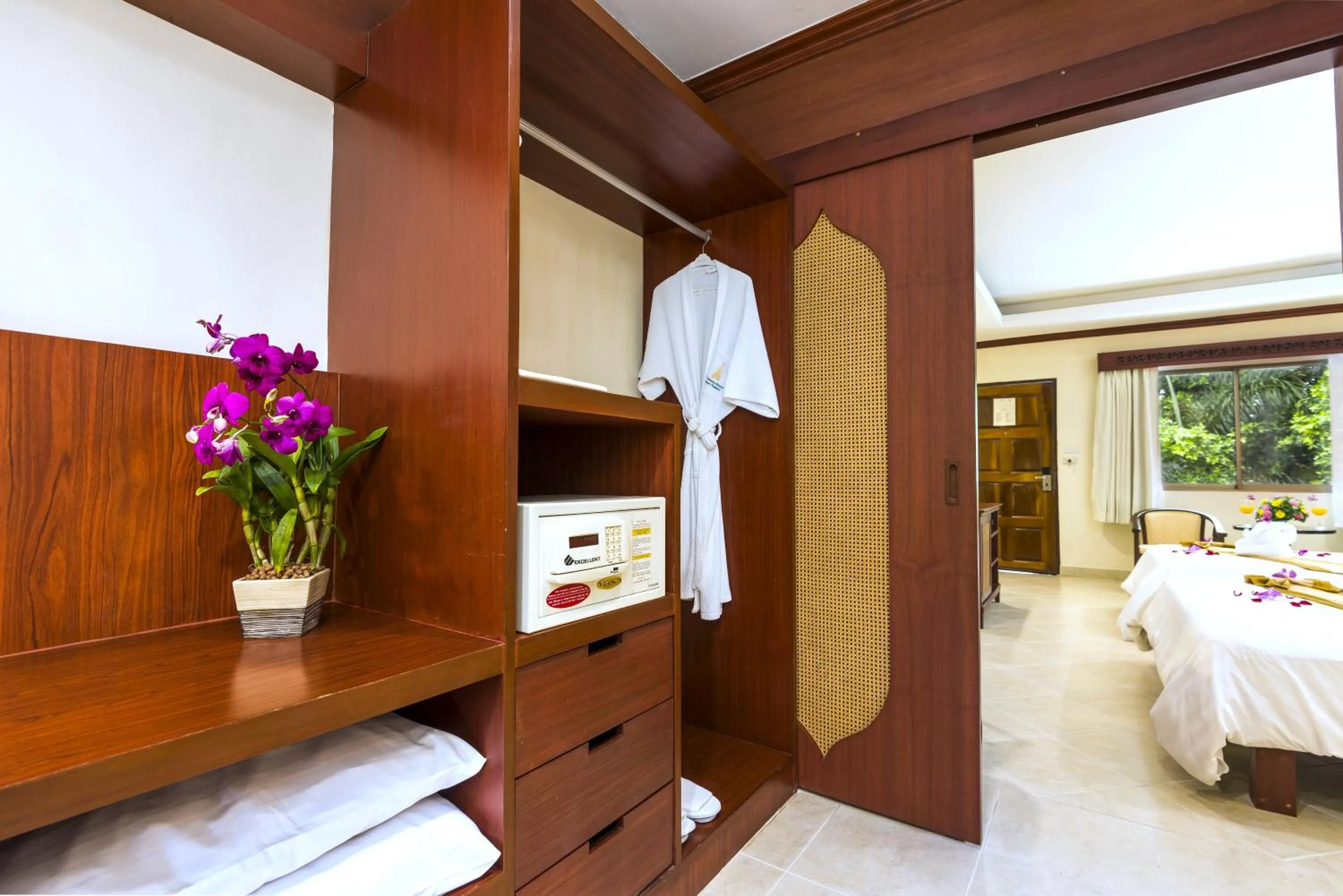 safe, Bed in Thai Garden Resort
