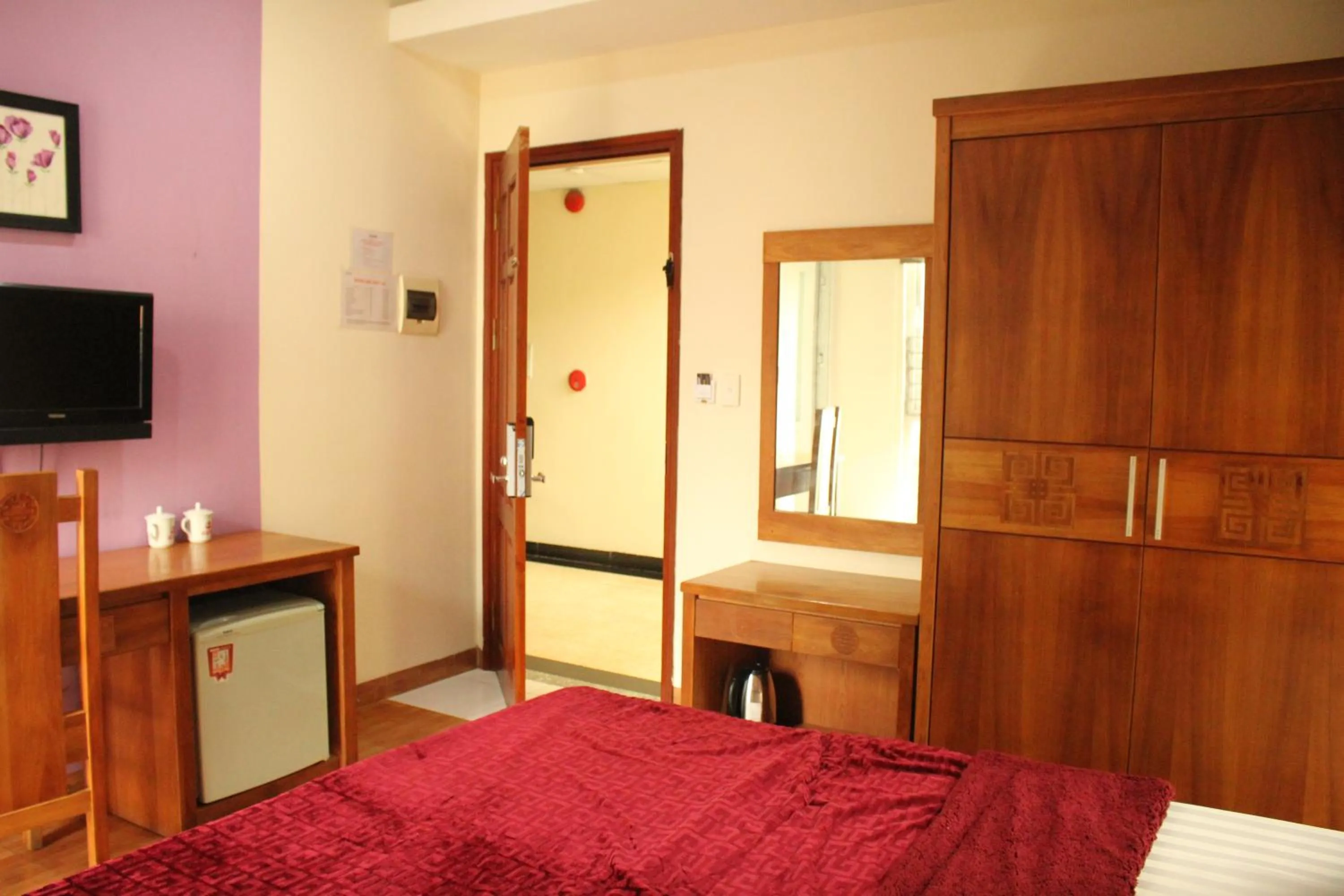 Photo of the whole room, Bed in An Phú Motel