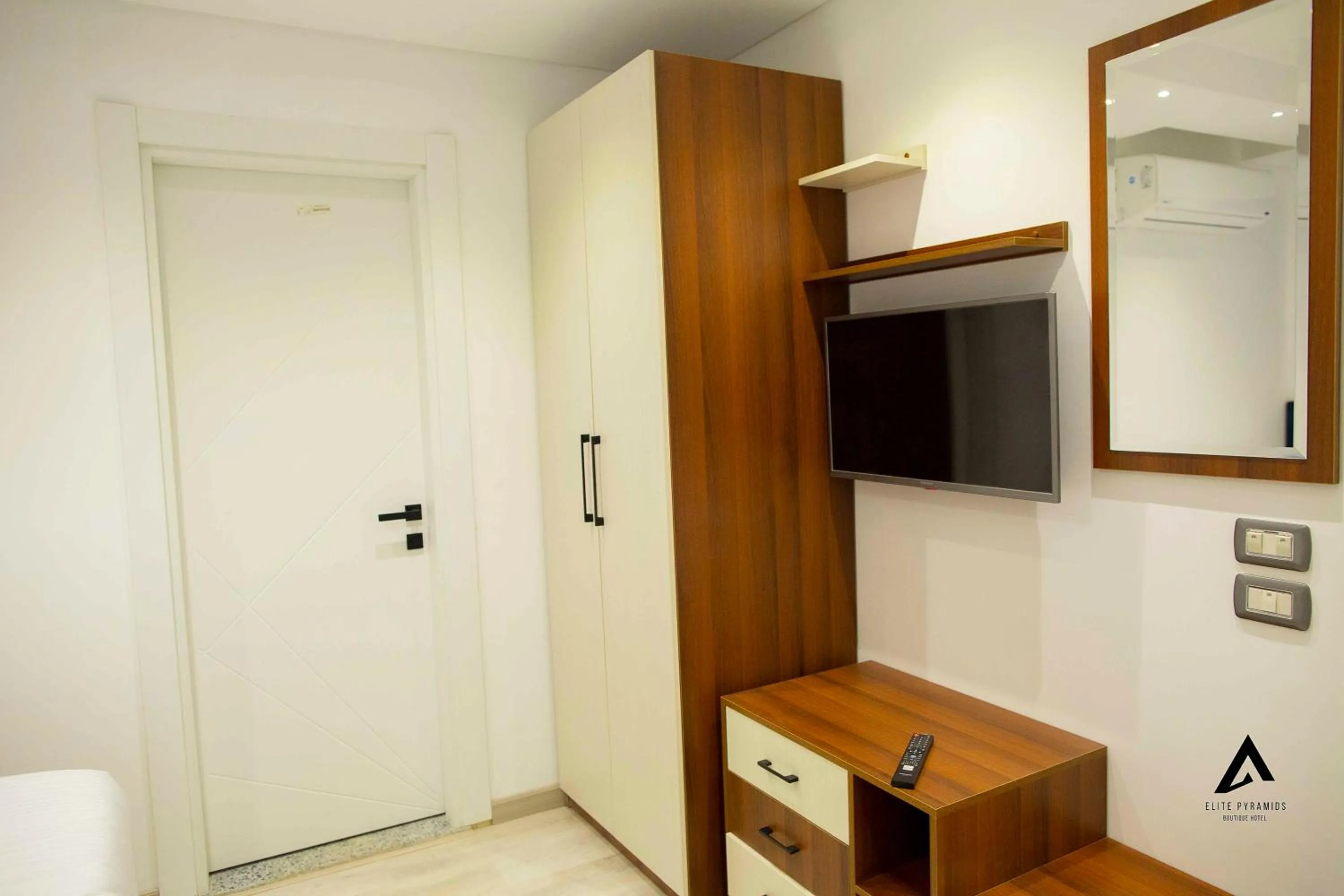 TV and multimedia in Elite Pyramids Boutique Hotel