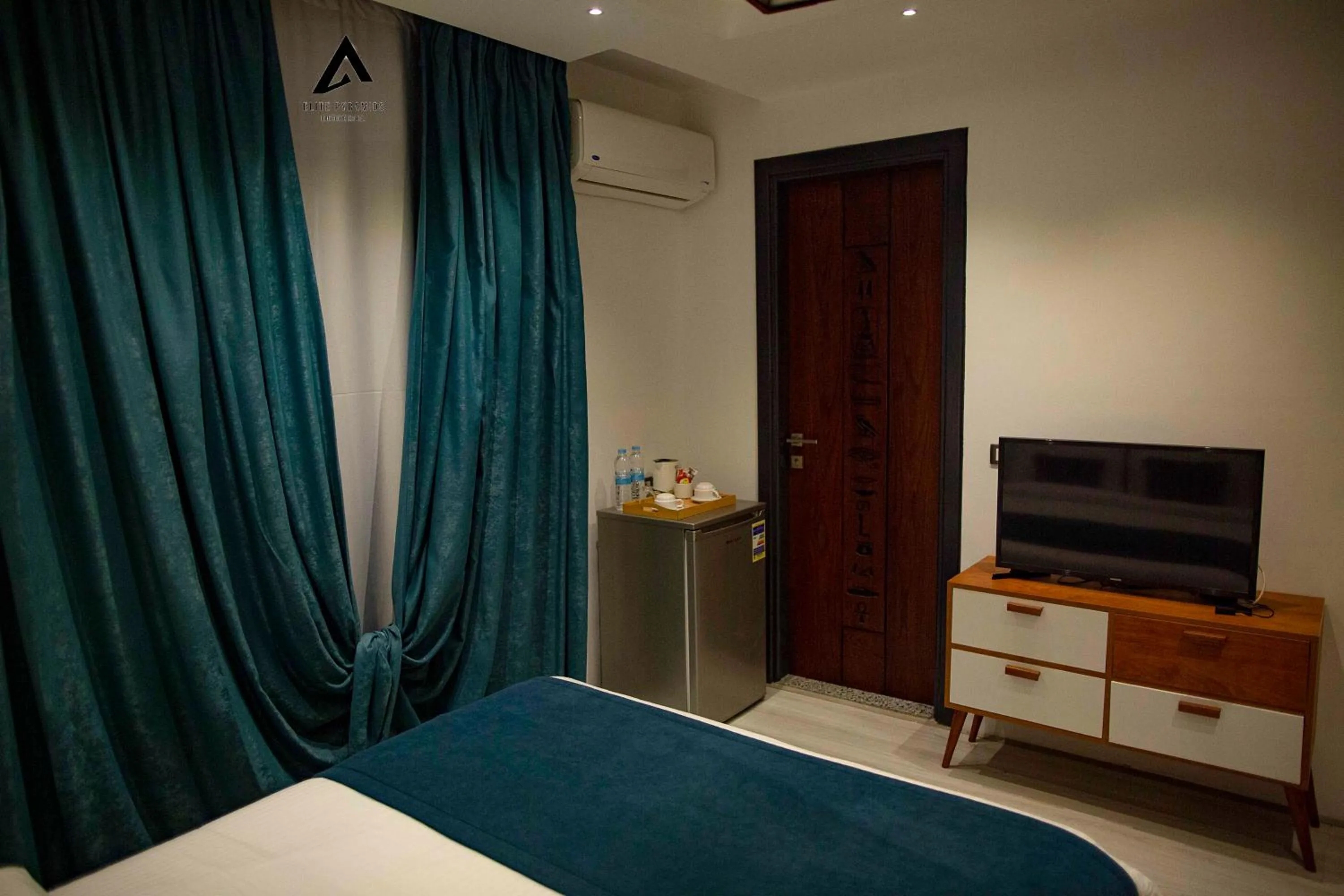 TV and multimedia, Bed in Elite Pyramids Boutique Hotel