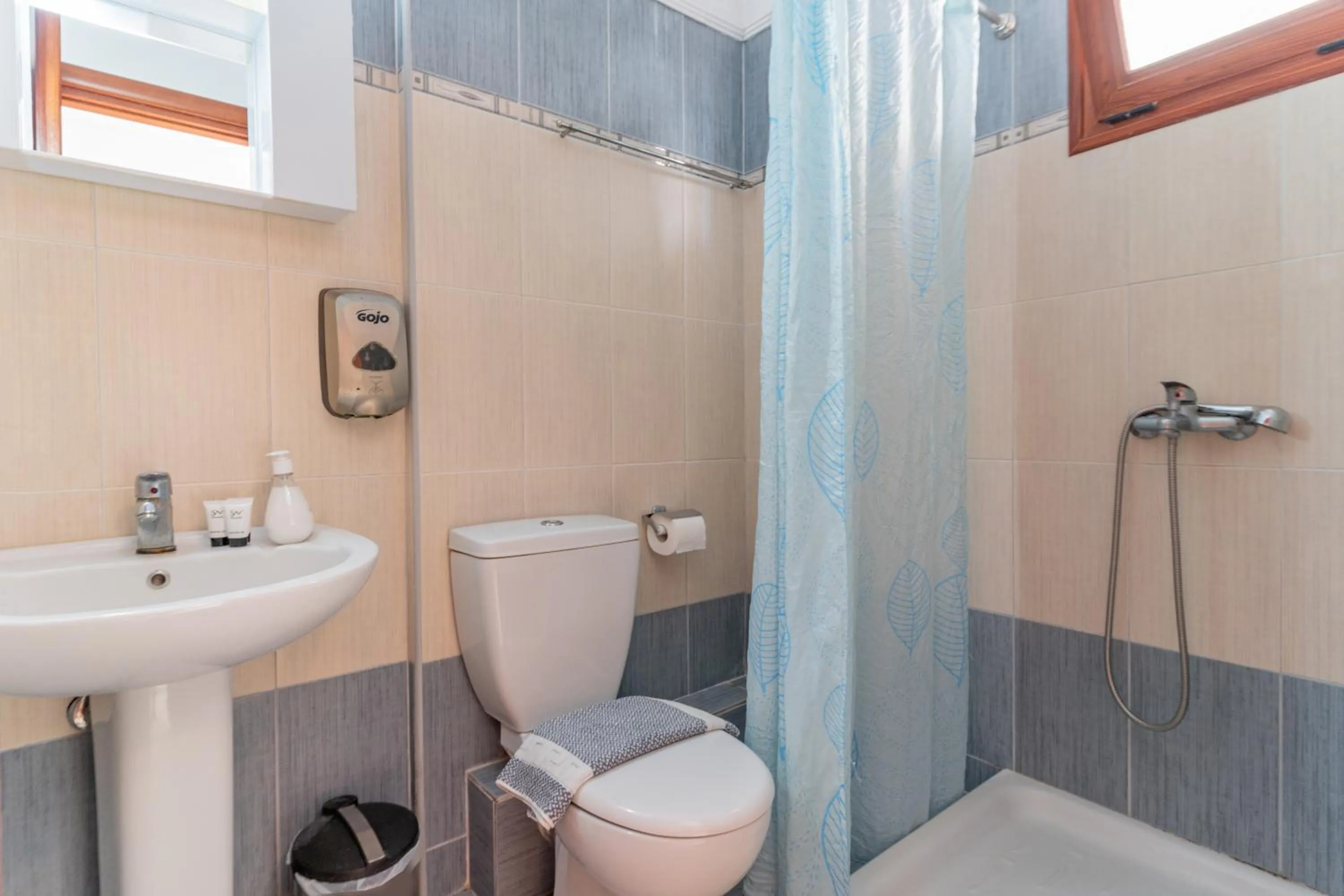 Shower in Erifili Kallithea