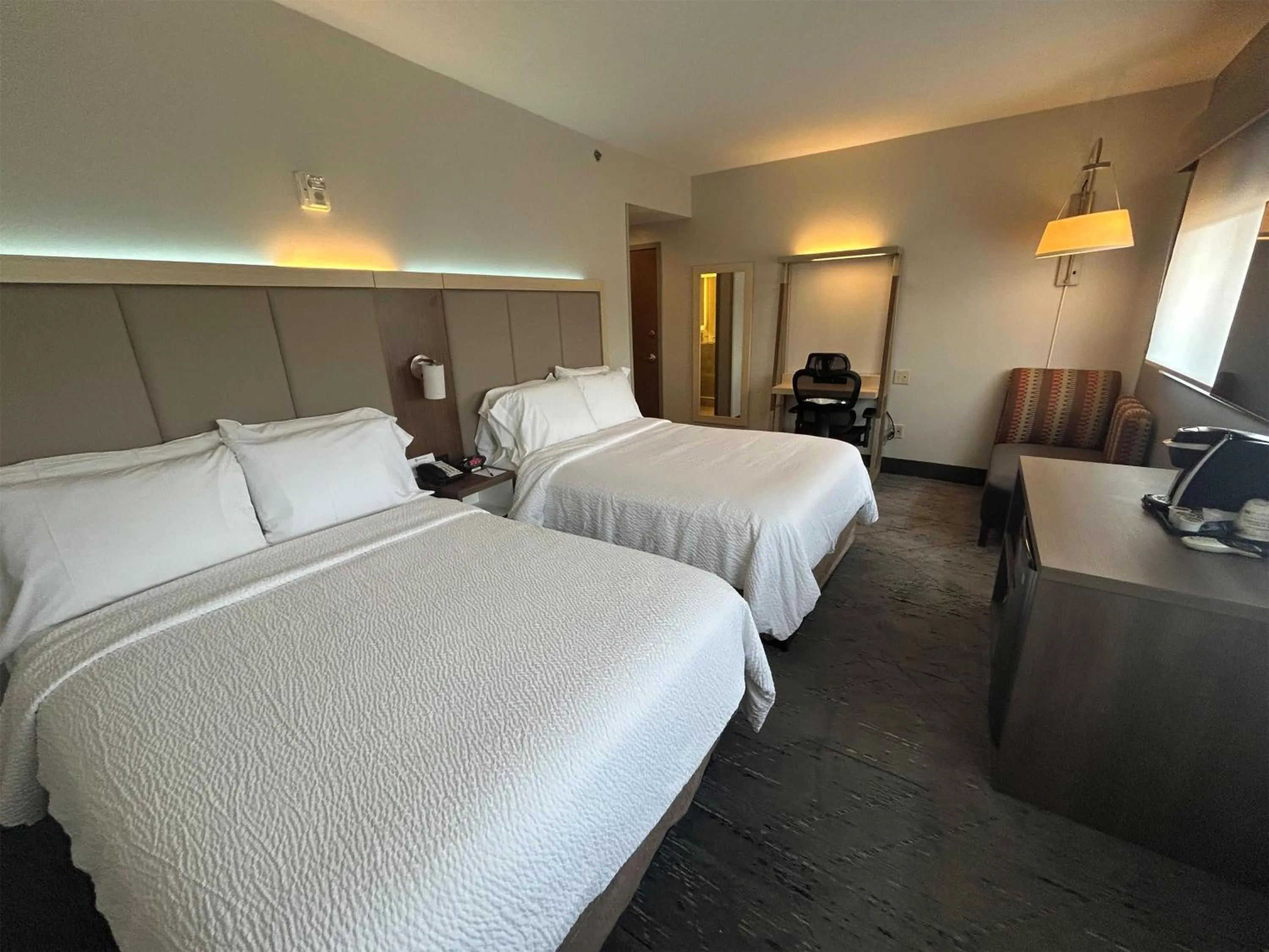 Bedroom, Bed in Best Western Roslyn-Long Island Hotel