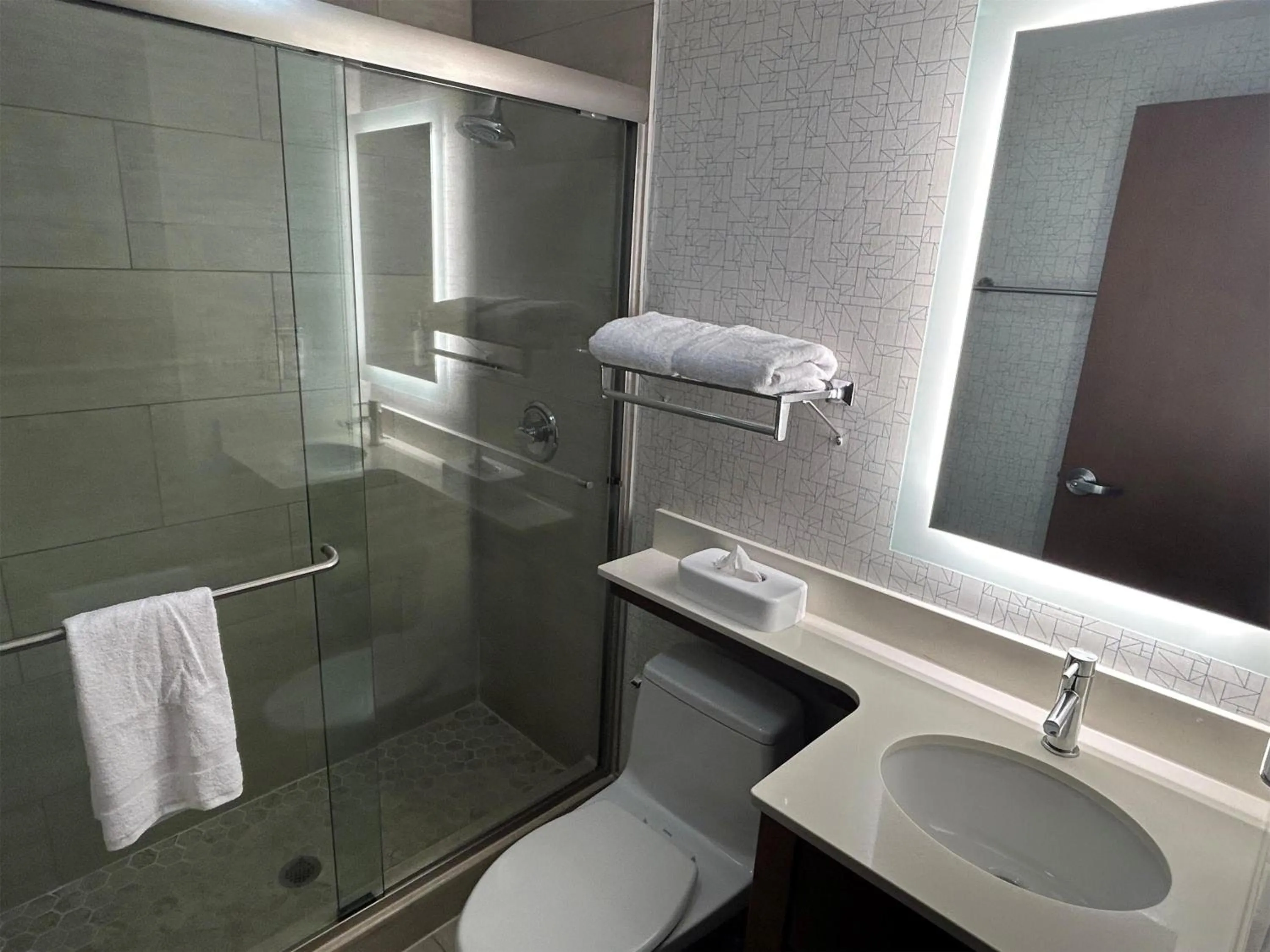 Bedroom in Best Western Roslyn-Long Island Hotel