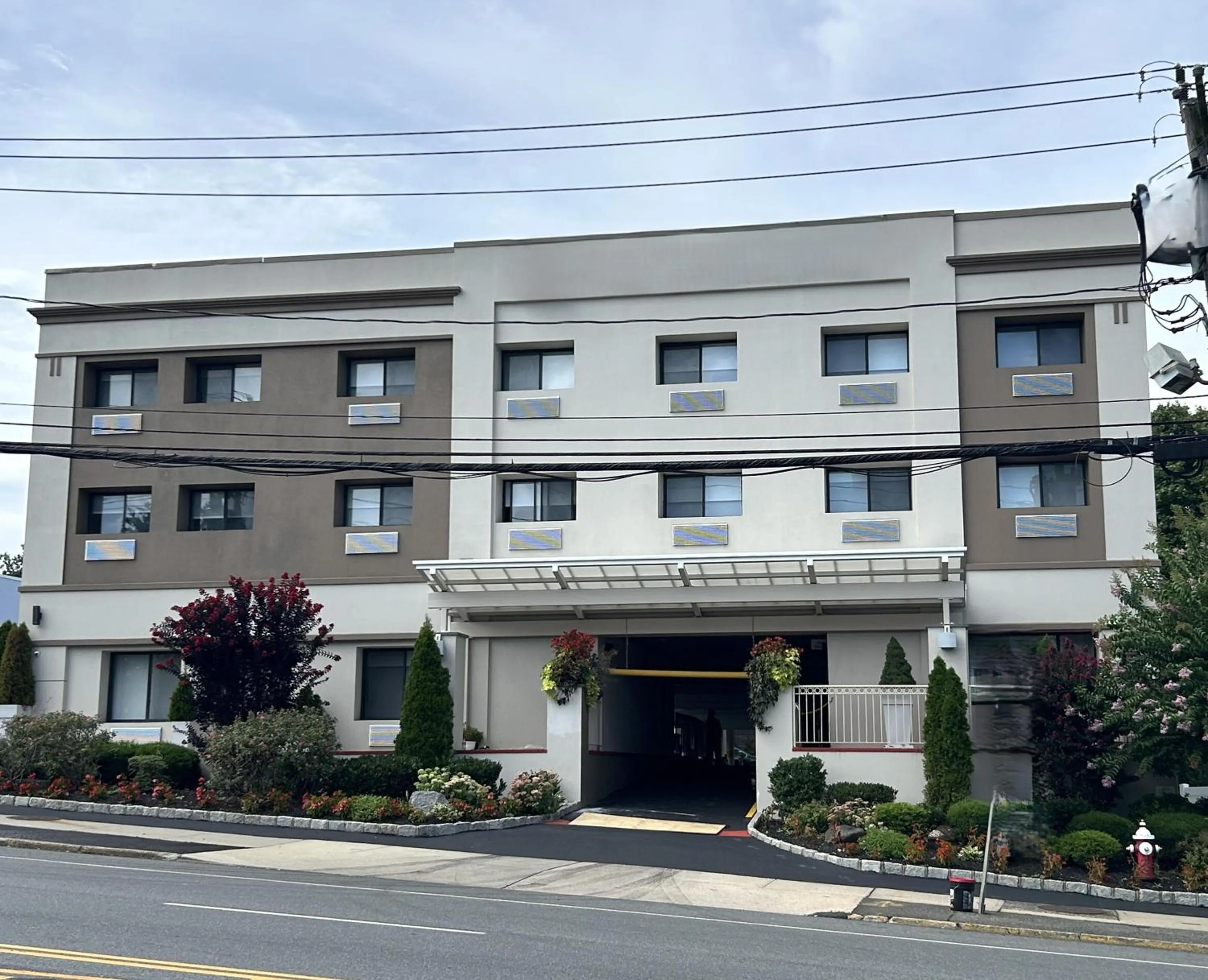 Property building in Best Western Roslyn-Long Island Hotel
